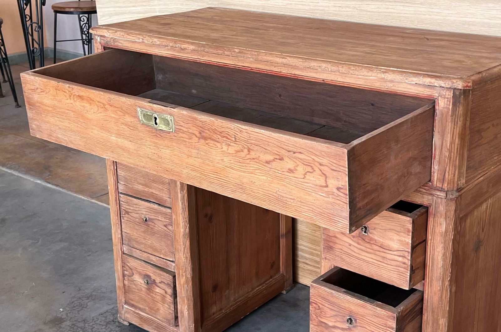 Bureau de campagne ou console en pin espagnol, vers 1890 photo vintage
