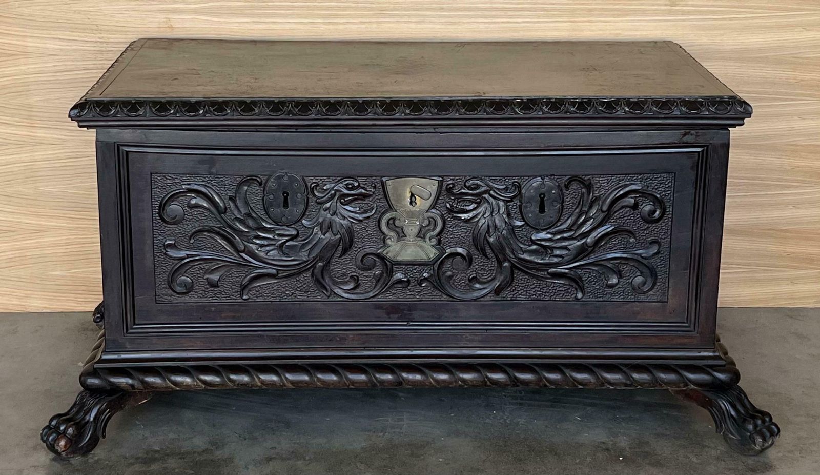 Cassone espagnol sculpté du XIXe siècle, quincaillerie et trois serrures photo Mobilier