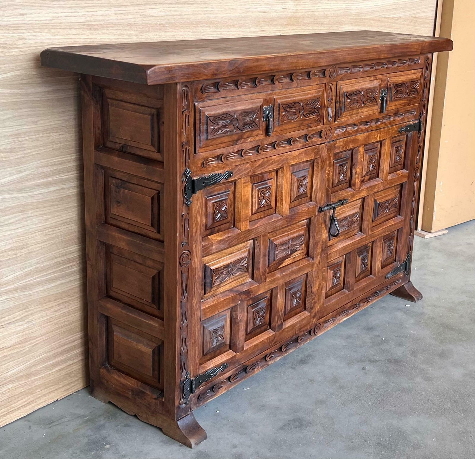 Buffet baroque espagnol à deux tiroirs en noyer sculpté, XIXe siècle photo vinterior