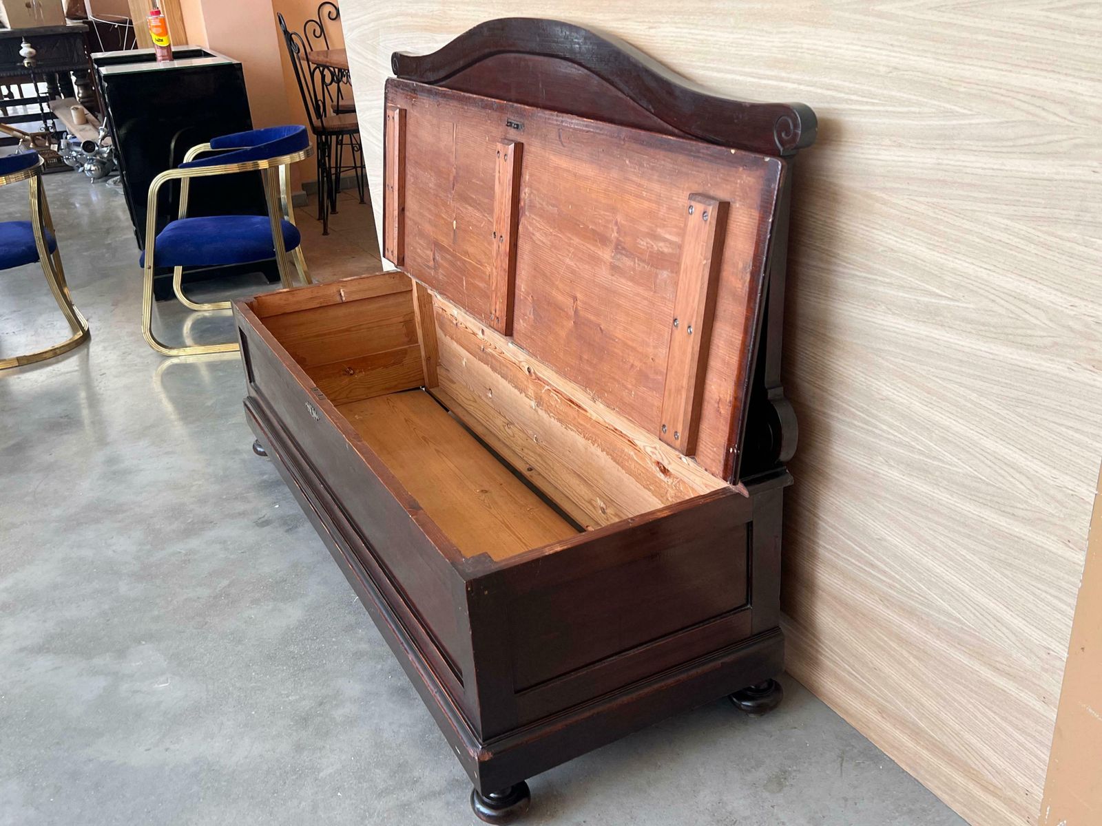 photo for sale Banc coffre d'époque en noyer, Italie