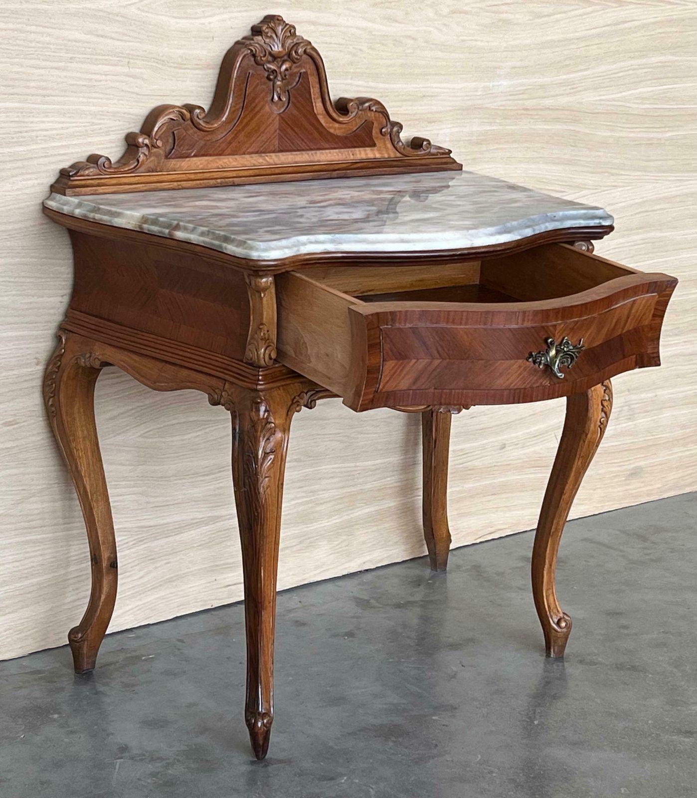 Paire de tables de chevet françaises à fronton, tiroir sculpté et pieds en cabriole photo vintage