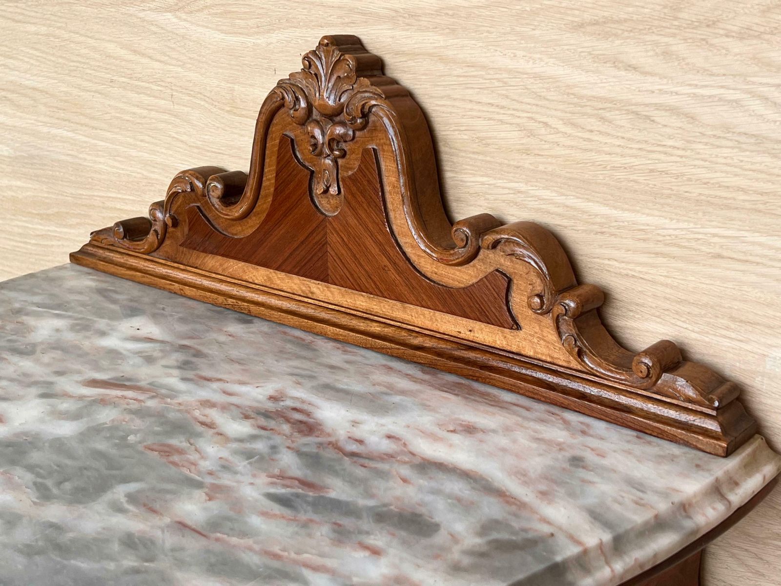 photo for sale Paire de tables de chevet françaises à fronton, tiroir sculpté et pieds en cabriole