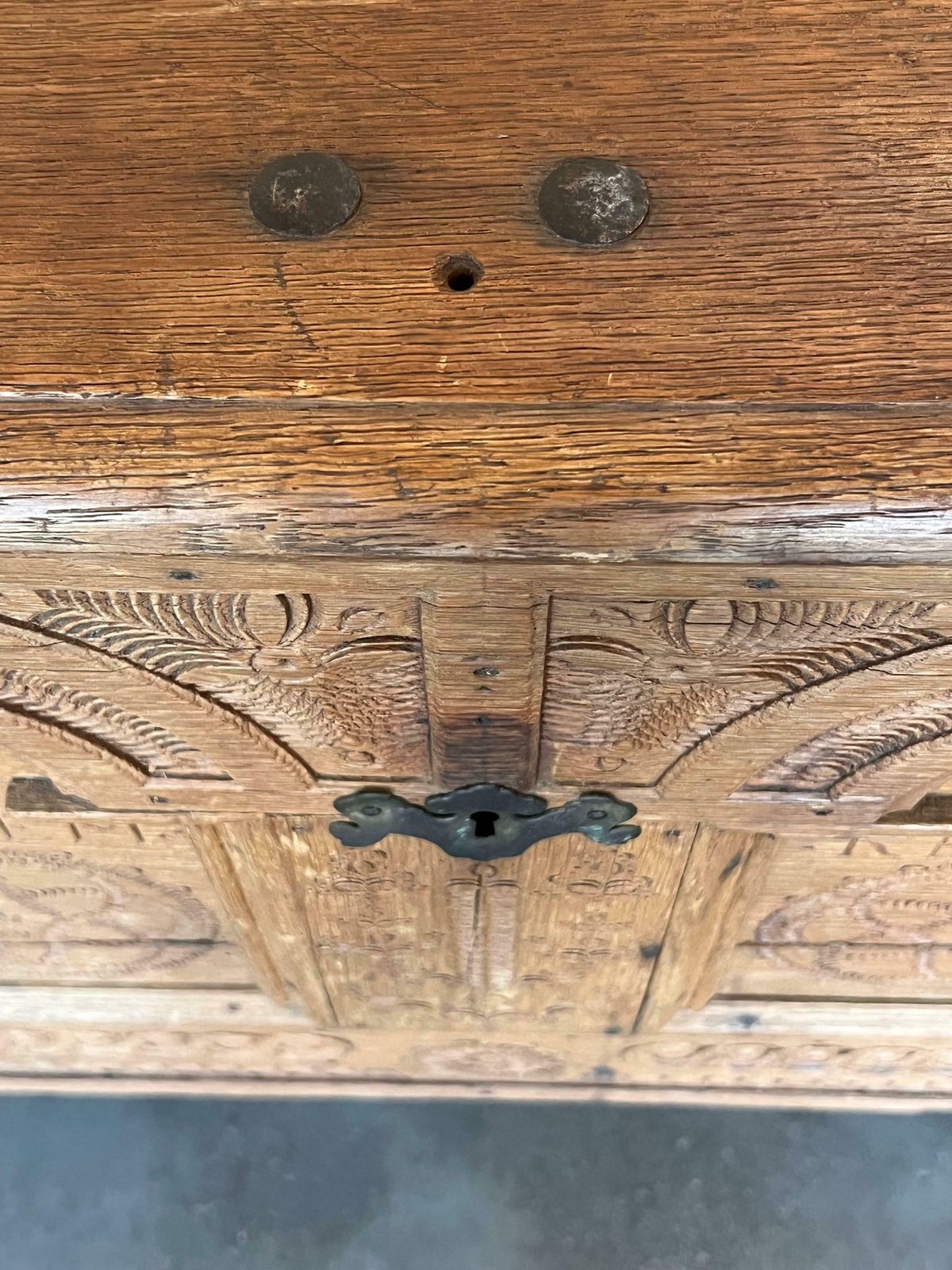 photo furniture Coffre en chêne blanchi, ferrures en fer, Belgique, début du XIXe siècle