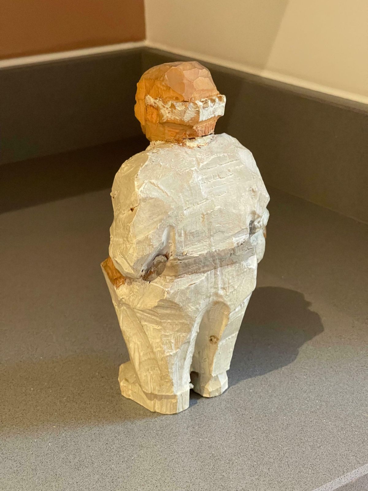 photo vinterior Carving Wooden Sculptures Old Man In White Antique Decorative Figurine Of Human