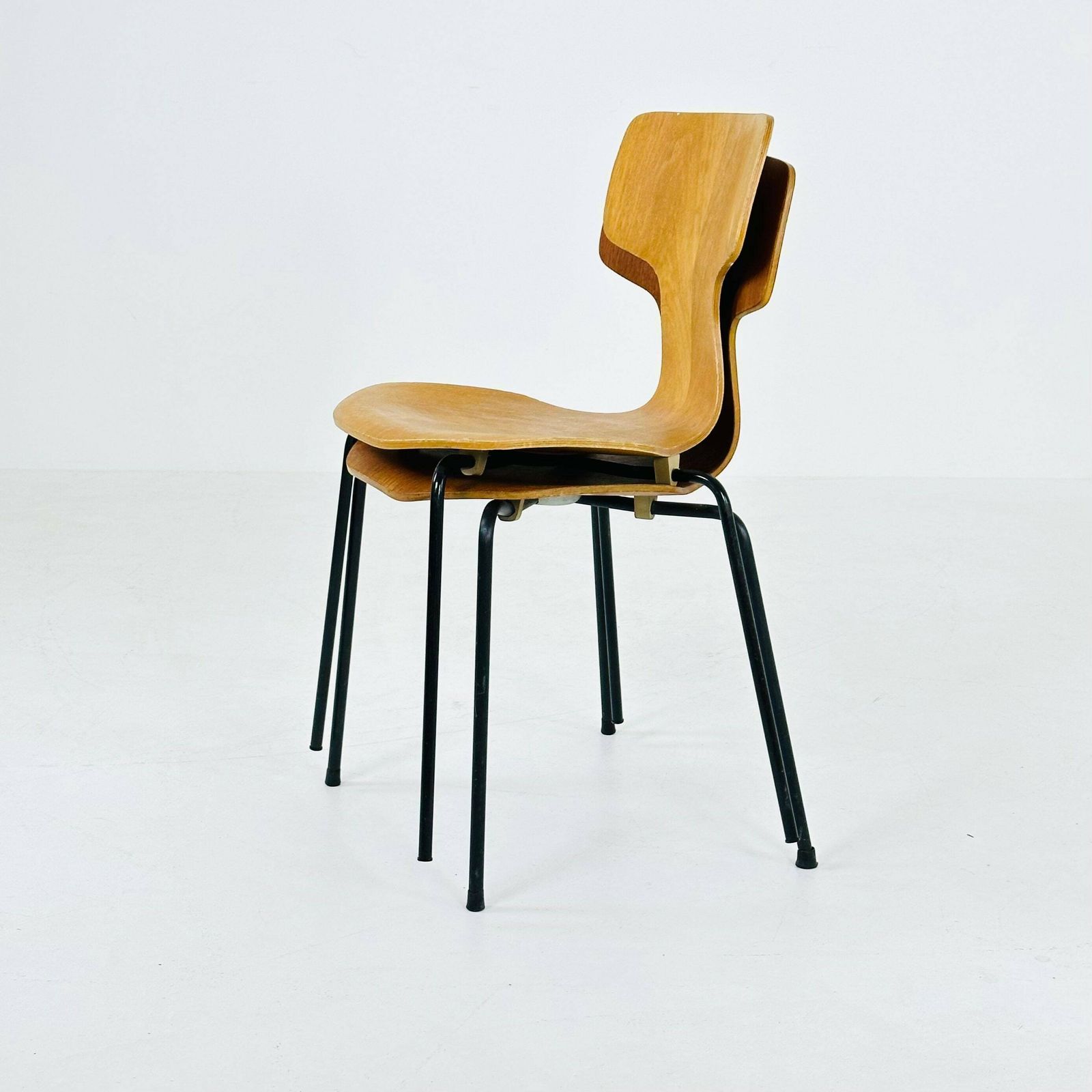 1 Of 2 Modell 3103 Hammer Chair By Arne Jacobsen For Fritz Hansen, Denmark , 1969 photo for sale