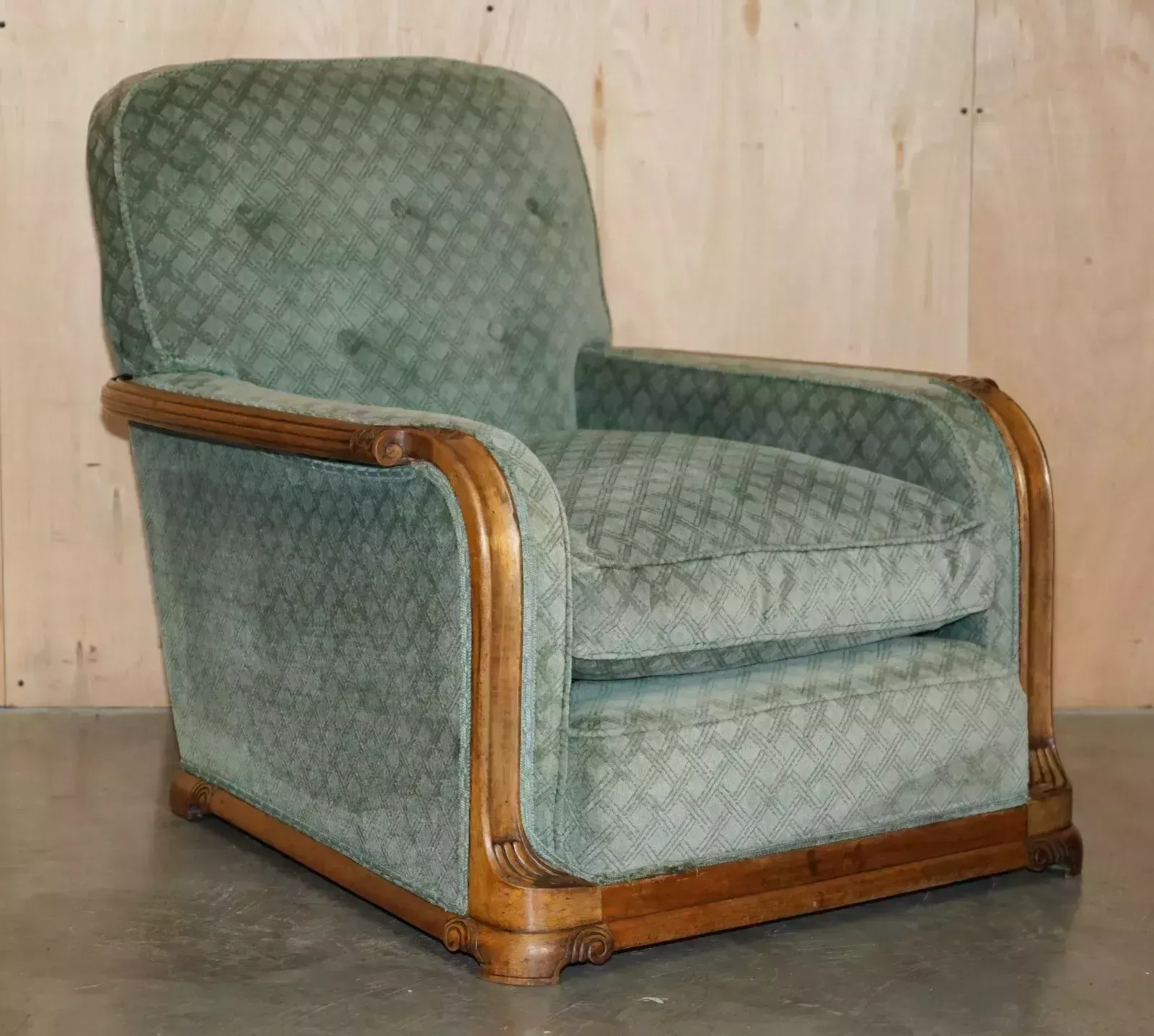 photo vinterior Ornately Hand Carved Walnut Art Deco Circa 1920's Antique Sofa & Armchair Suite