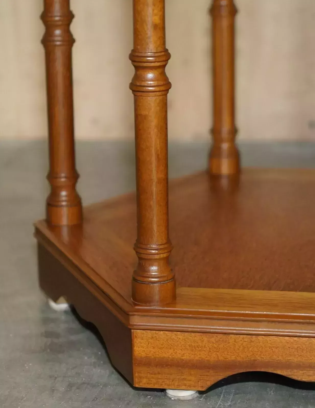 photo vintage Fine Pair Of Vintage Hexagonal Side End Tables With Chippendale Bamboo Pillars