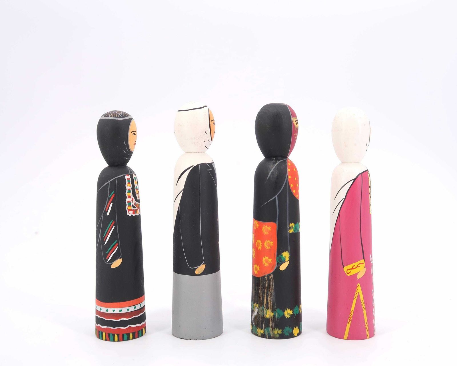 Set Van 4 Geschilderde Houten Beeldjes, Moslimfamilie, Jaren 1970 / Islamitisch, Arabisch, Folk photo Woonaccessoires