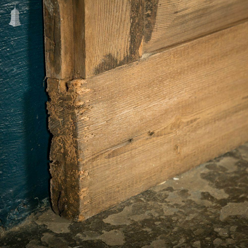 photo vintage Moulded Pine Panelling, Distressed White Paint Finish