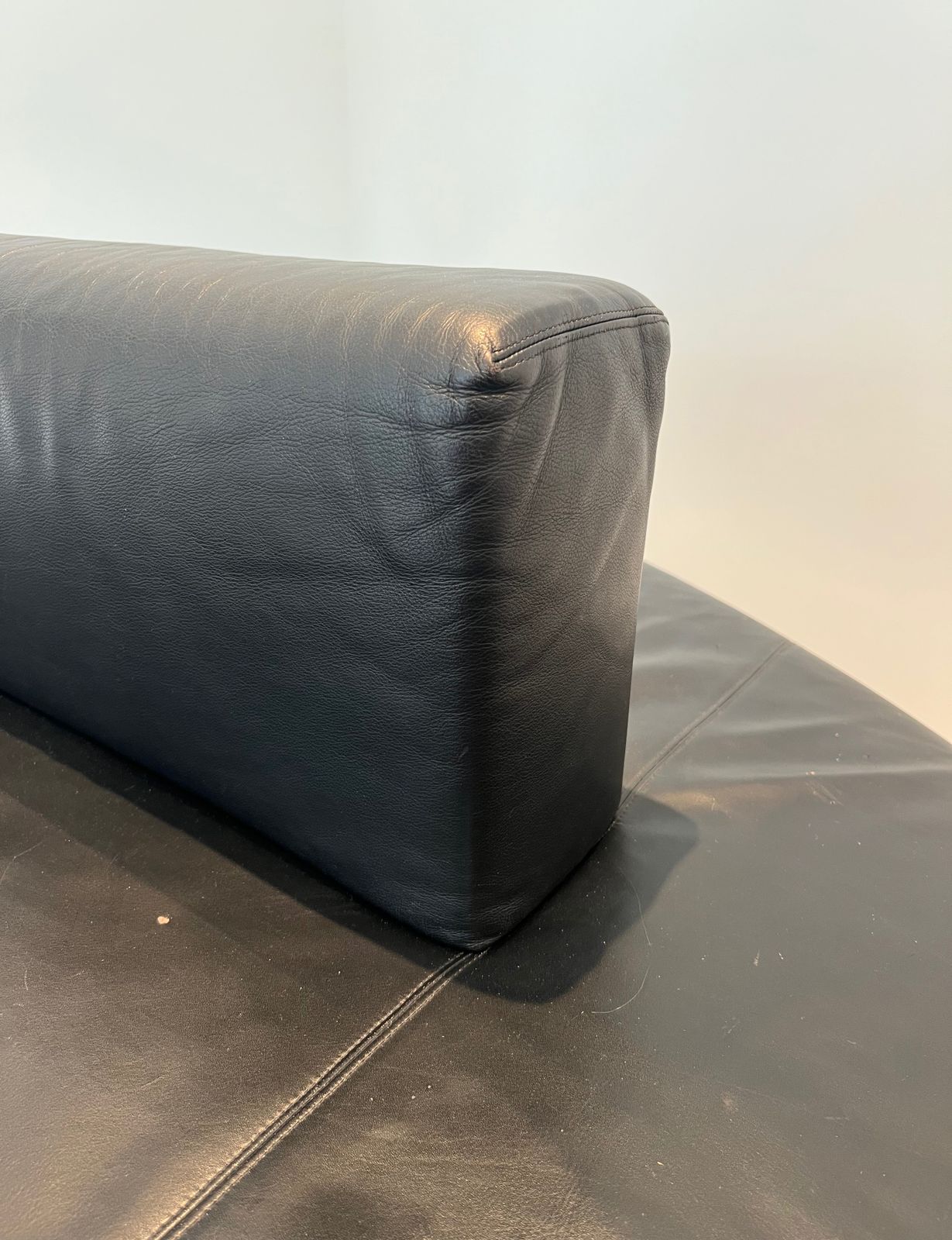 photo vintage Rare Oval Design Sofa In Black Leather And Chrome Feet. French Work. Circa 1970