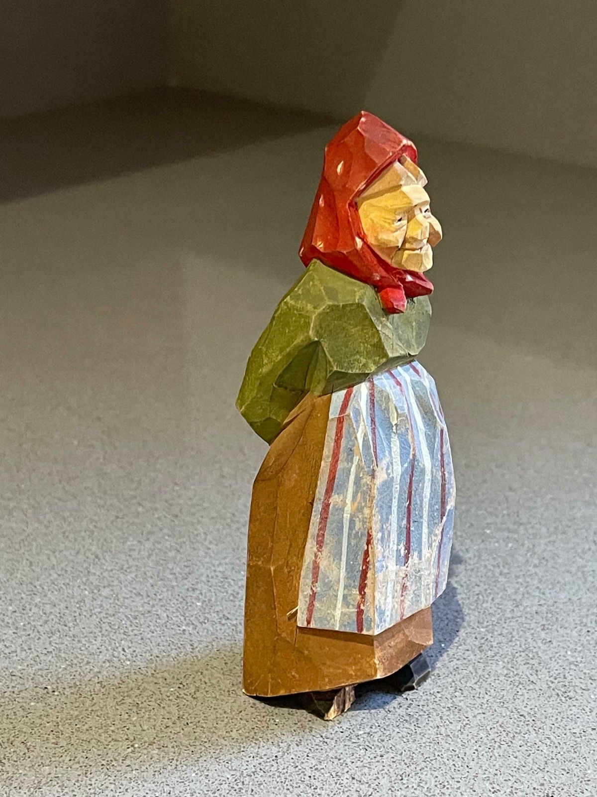 Wooden Carving Human Sculpture Rustic Dressed Antique Decorative Woman Figurine photo 430.0