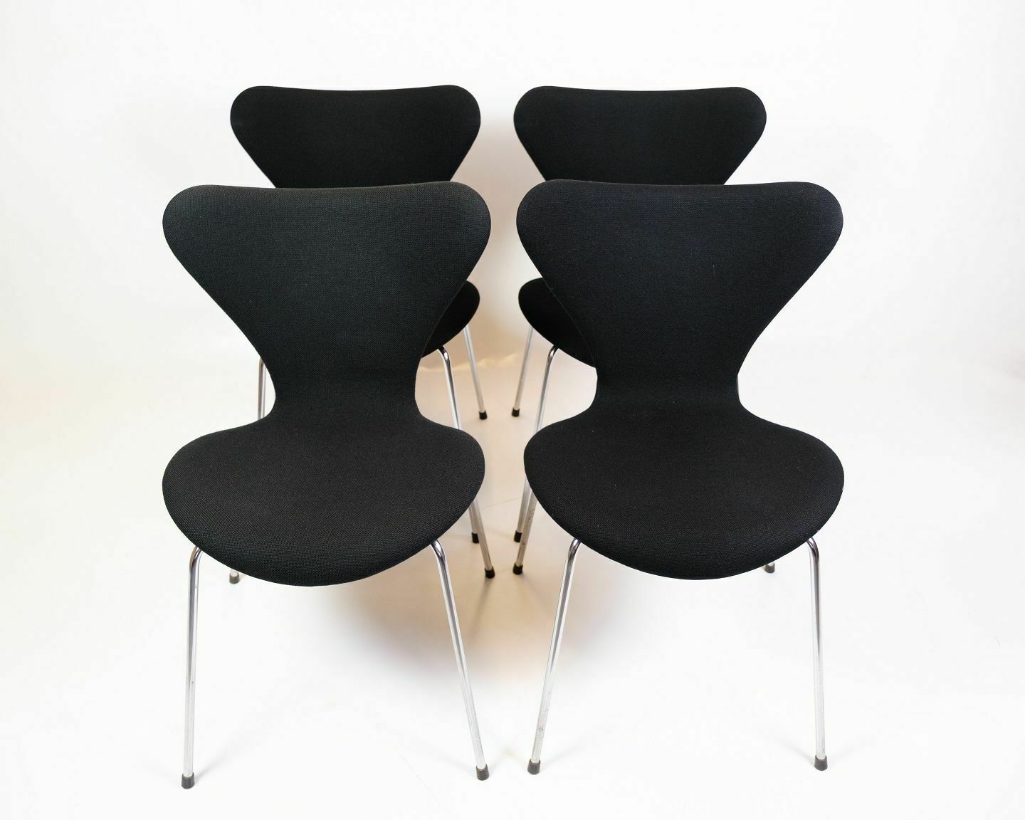 Set Of 4 Seven Chair Model 3107 Original Upholstered In Black Fabric By Arne Jacobsen For Fritz Hansen