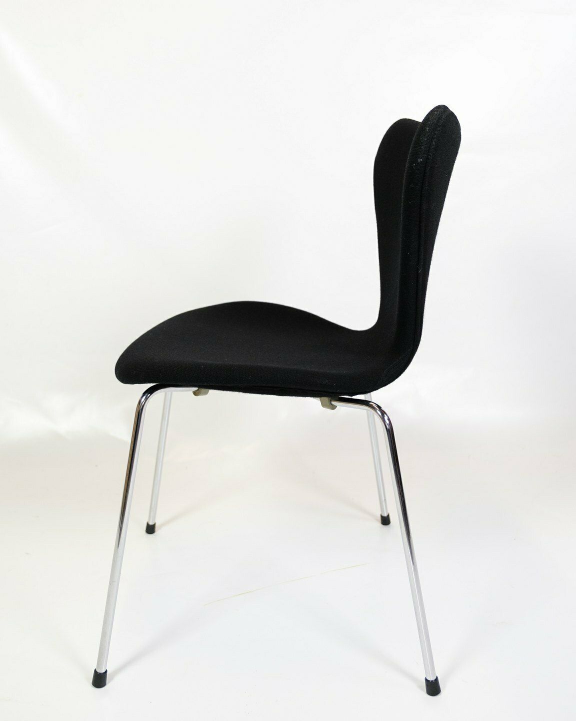 Set Of 4 Seven Chair Model 3107 Original Upholstered In Black Fabric By Arne Jacobsen For Fritz Hansen photo vinterior