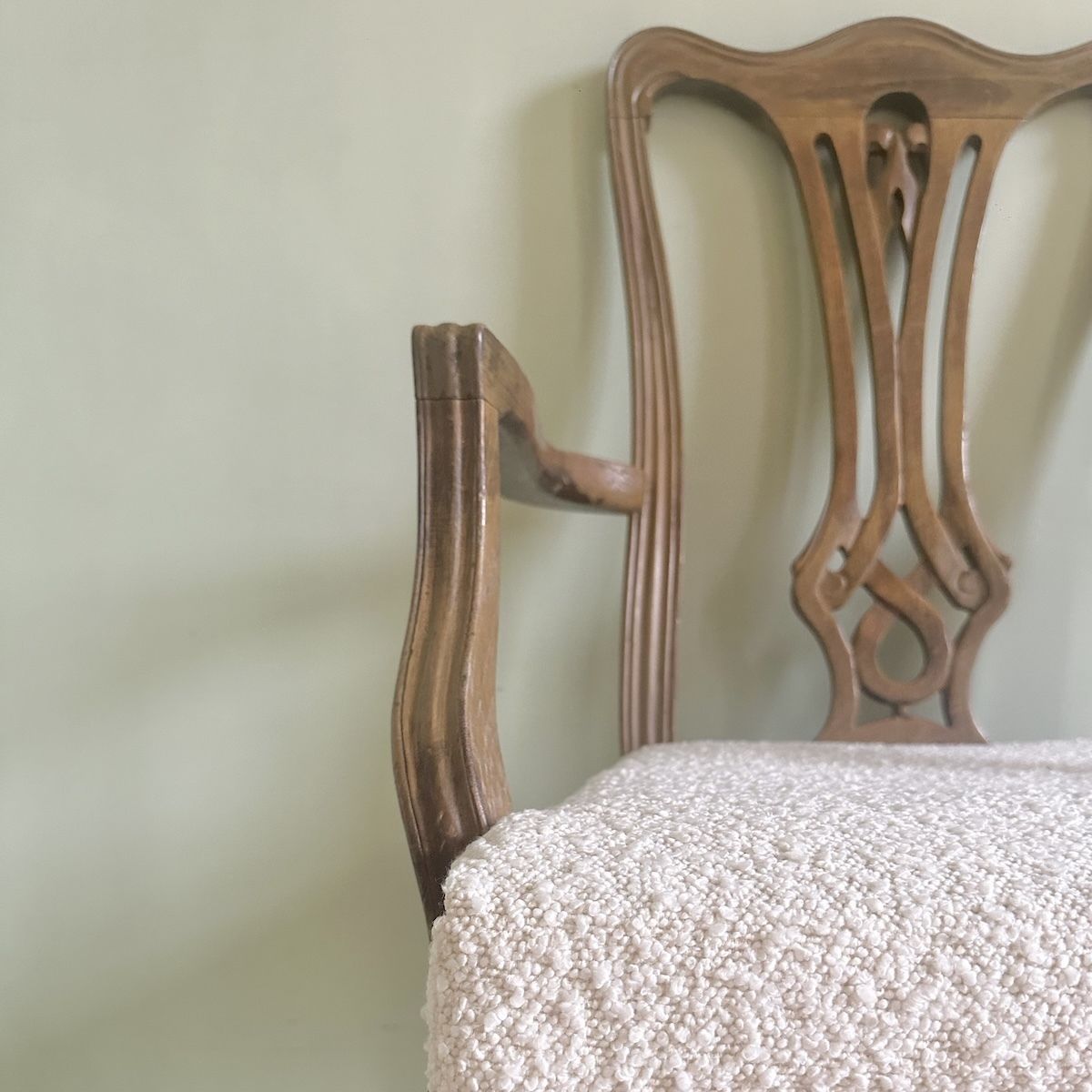 Upholstered Antique Queen Anne Style Carver Oak Chair In Boucle photo vinterior
