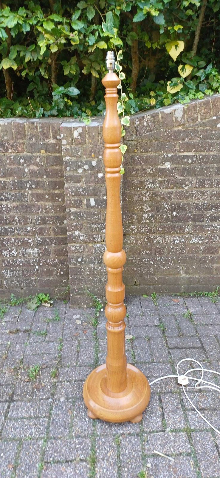Chunky Yet Elegant Turned Elm Standard Lamp Ercol Style In Great Condition And Working. Free Hand Delivery. photo furniture