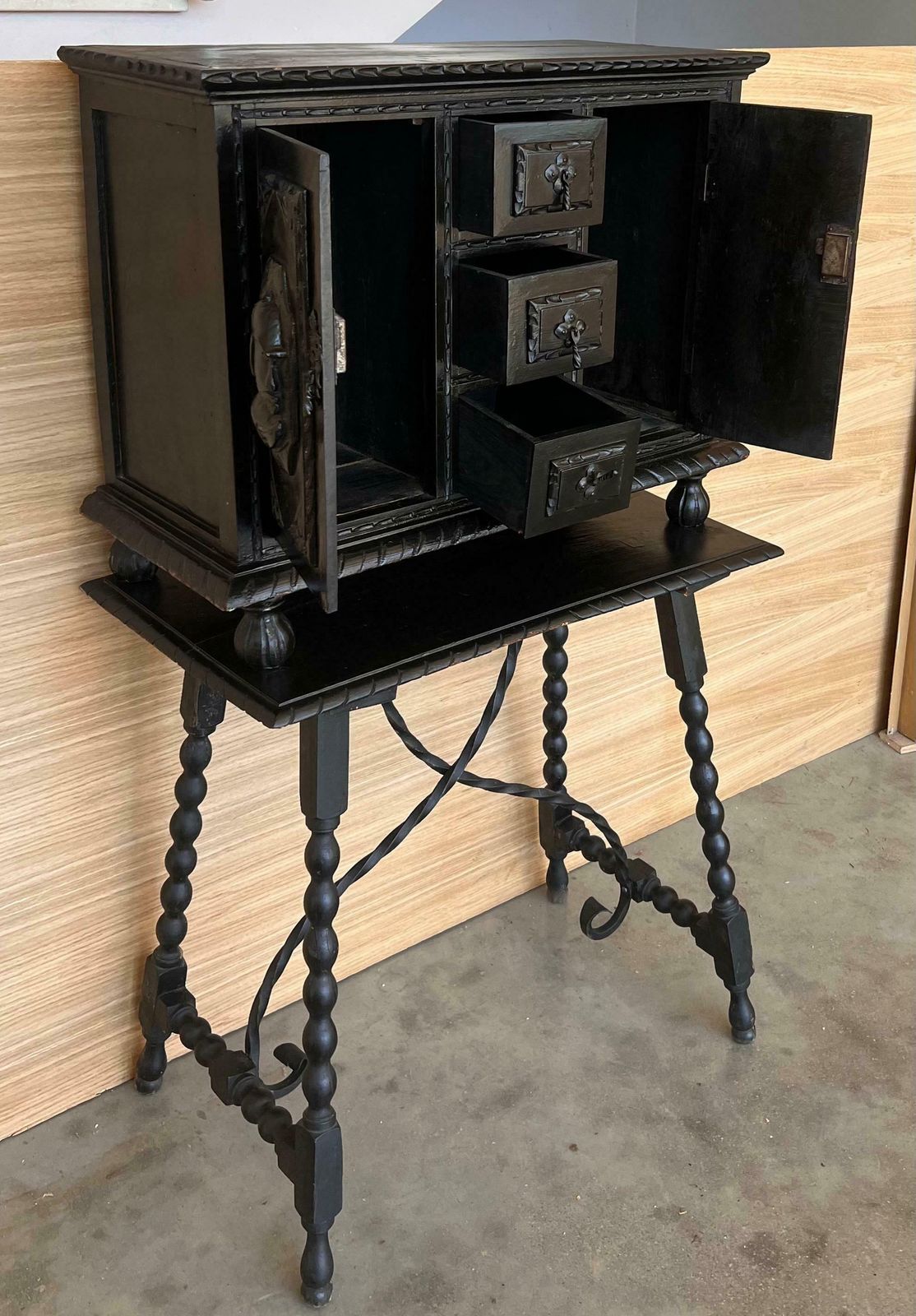 Cabinet sur piédestal de style baroque espagnol, Bargueno ou Varqueno, XXe siècle photo vinterior