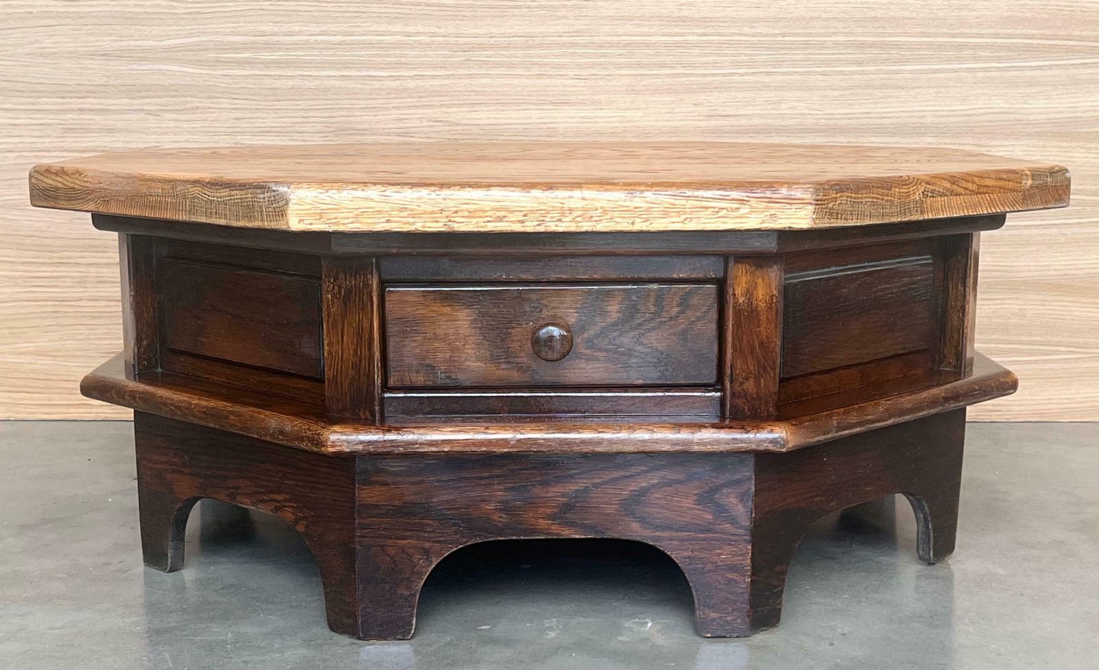 Table octogonale en sapin et noyer, design spécial, restaurée et cirée photo furniture