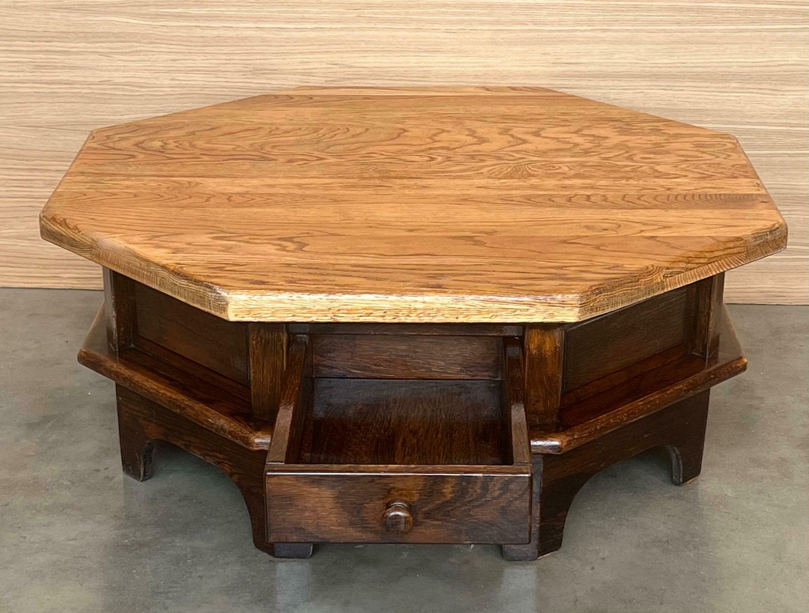 Table octogonale en sapin et noyer, design spécial, restaurée et cirée photo 2181.0