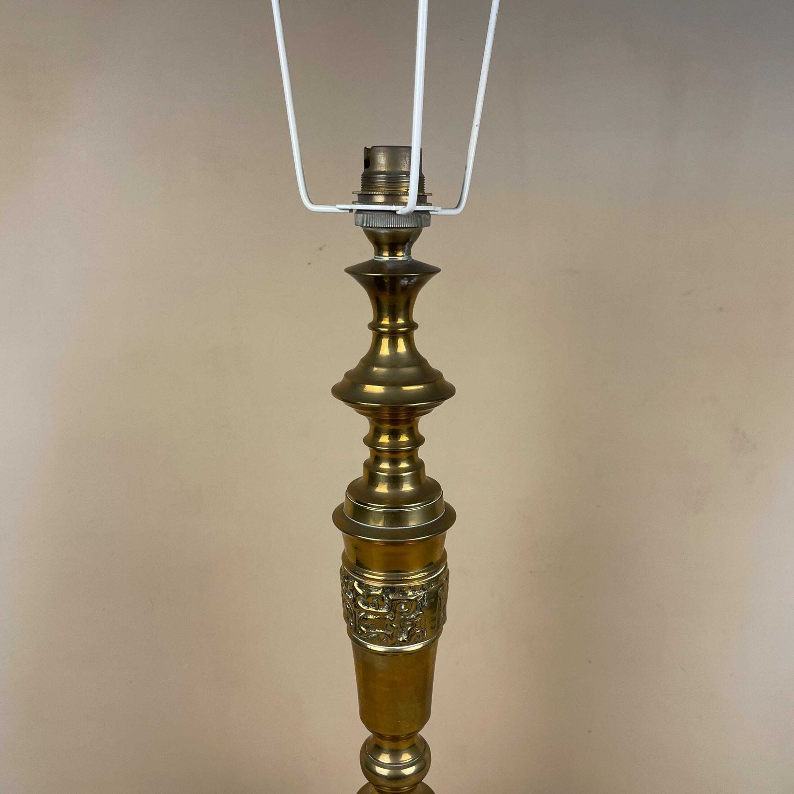 Vintage Brass Gold Lamp Oriental Asian Antique Large Ornate Round Wood Base Table Lamp Desk Light Bedside Old photo 120.0