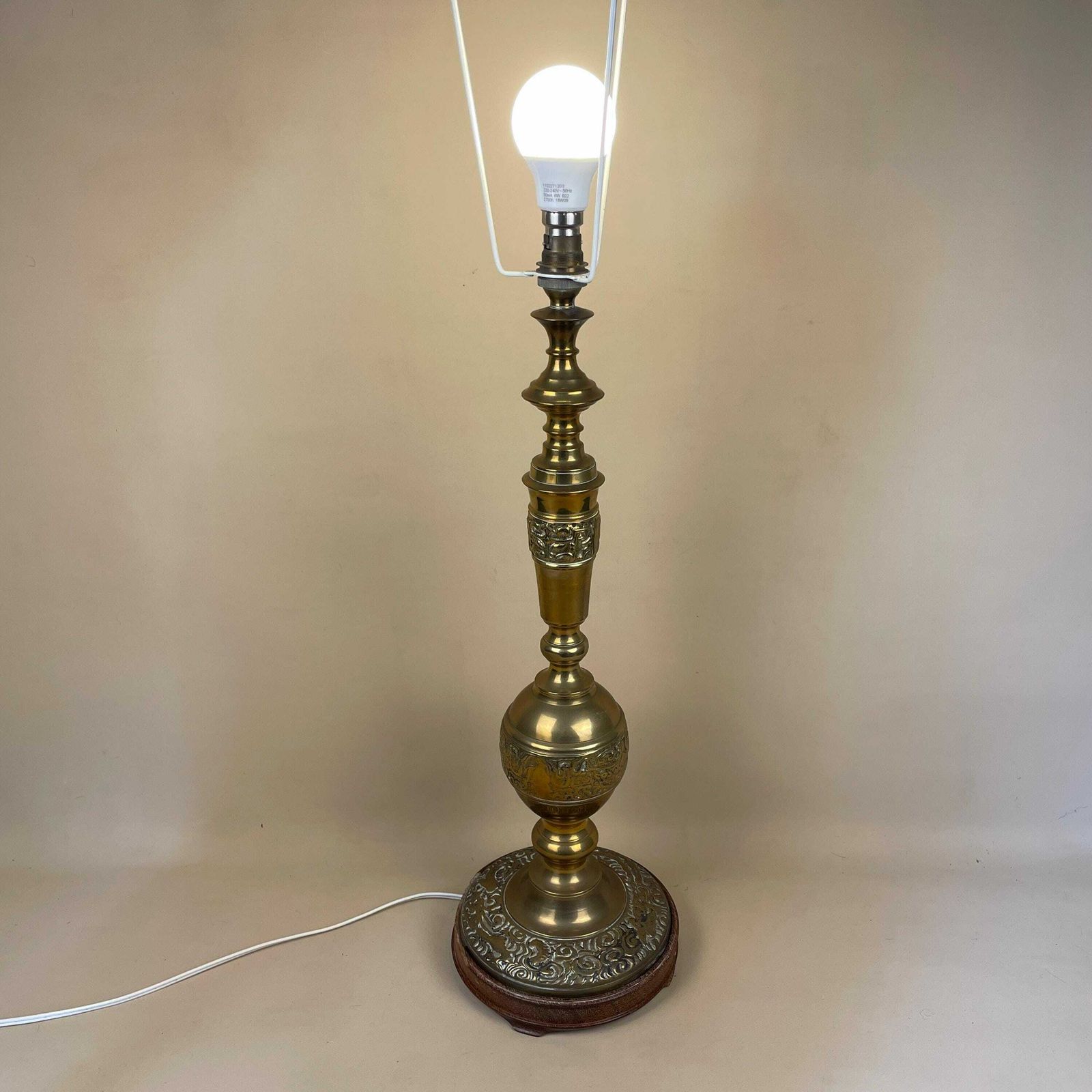 photo furniture Vintage Brass Gold Lamp Oriental Asian Antique Large Ornate Round Wood Base Table Lamp Desk Light Bedside Old