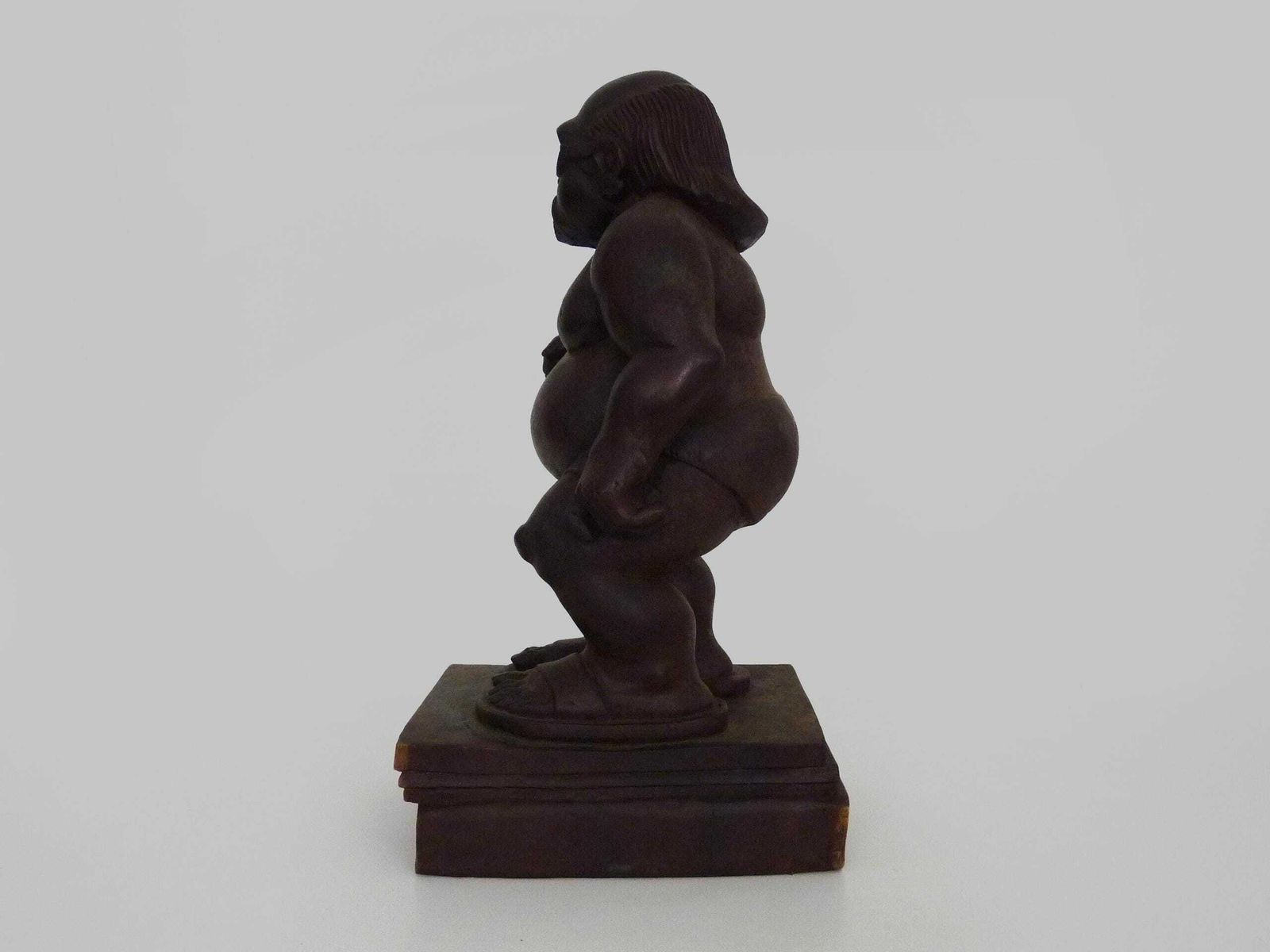 Grotesque Exotic Wood Sculpture Of A Man With Sunglasses And Flip Flops. 80s. Botero Style photo vinterior