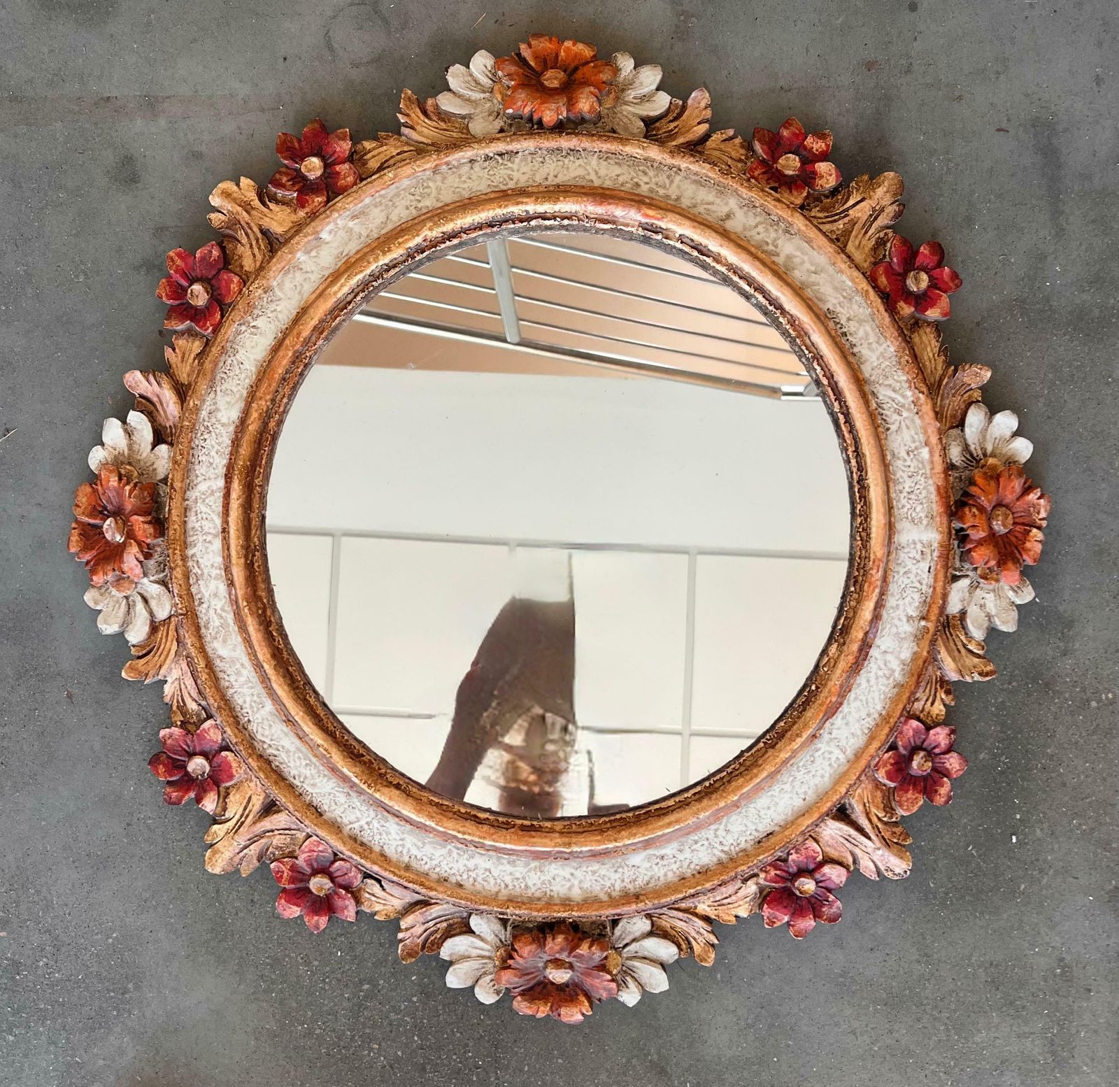 Miroir mural français en bois polychrome à fleurs en relief, années 1960 photo furniture