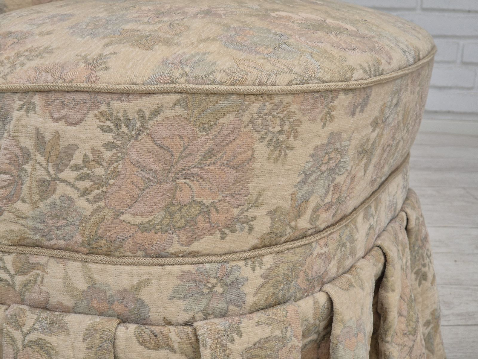 photo vinterior 1970s, Danish Easy Side Chair, Original Very Good Condition, Floral Furniture Velour.