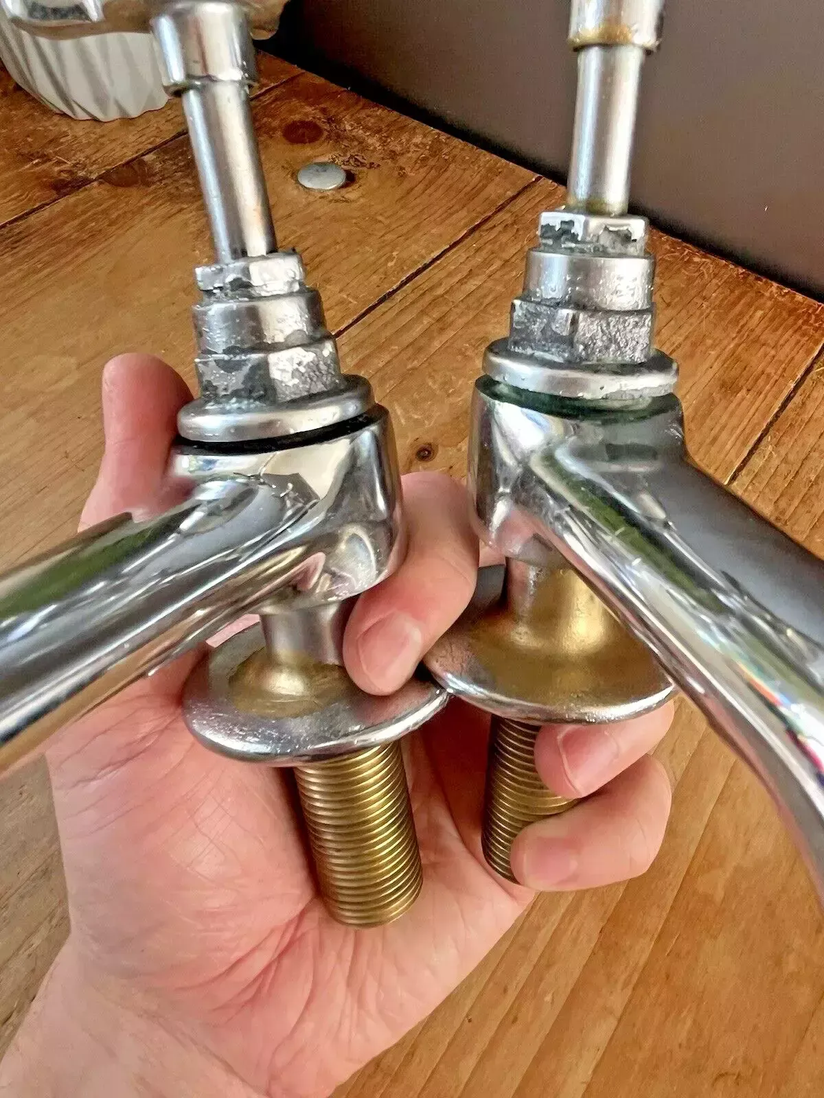 photo furniture Vintage Welsh Bath Hot & Cold Kitchen Basin Sink Cross Handle Taps Antique Style