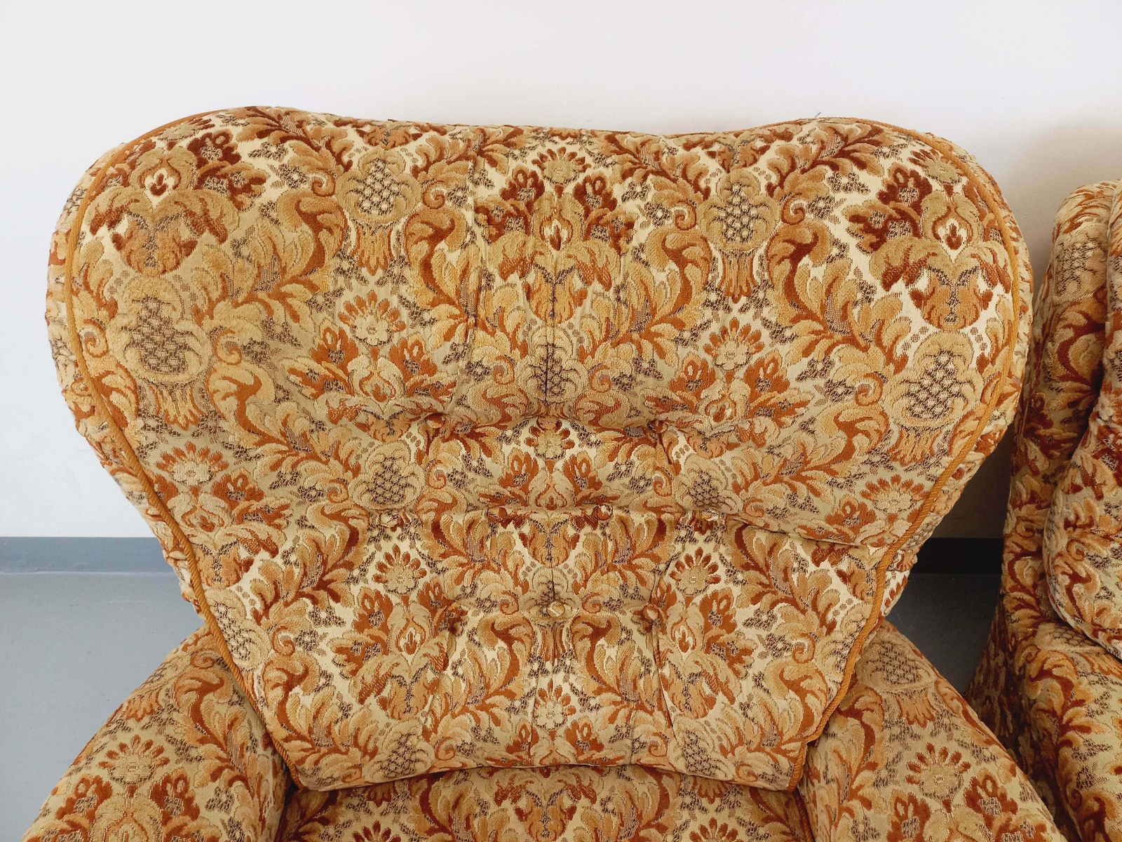 photo vintage 2 fauteuils vintage à franges en tissu fleuri