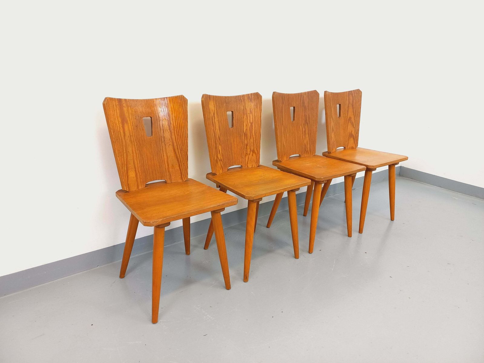 4 chaises brutalistes en hêtre et pin photo for sale