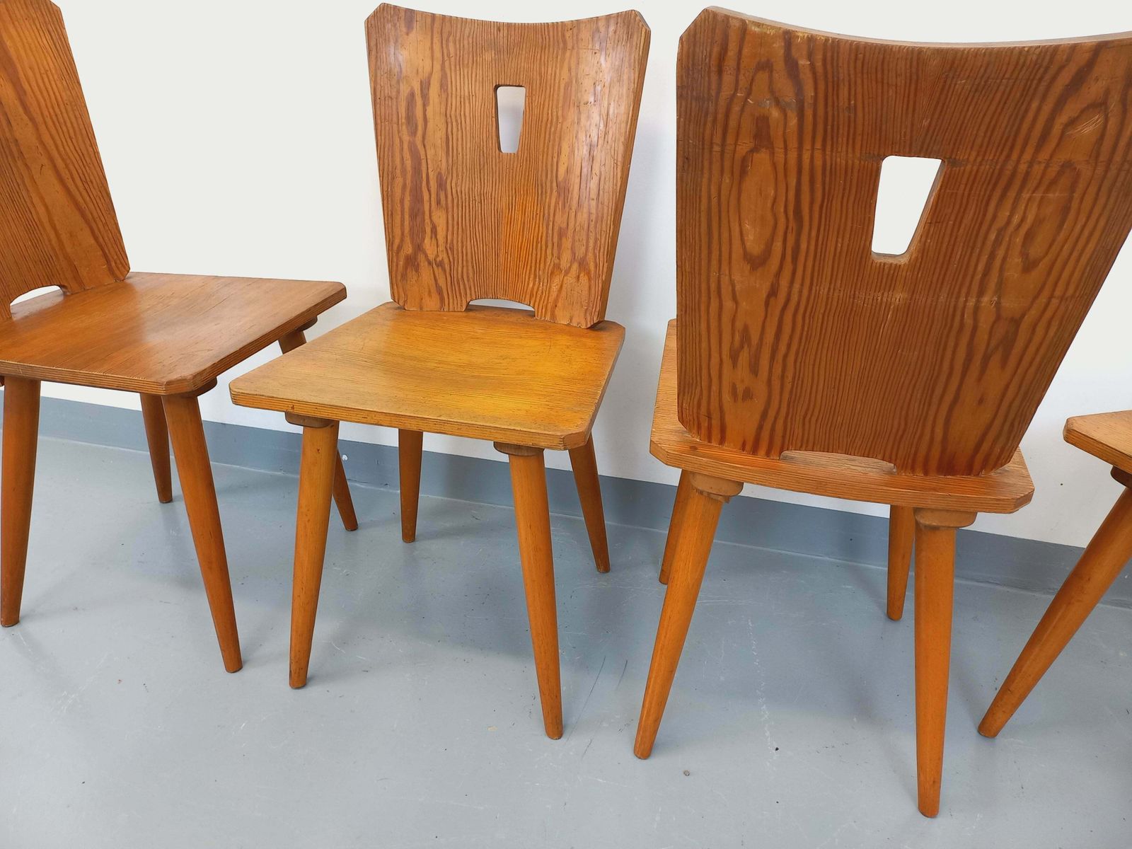 4 chaises brutalistes en hêtre et pin photo buy