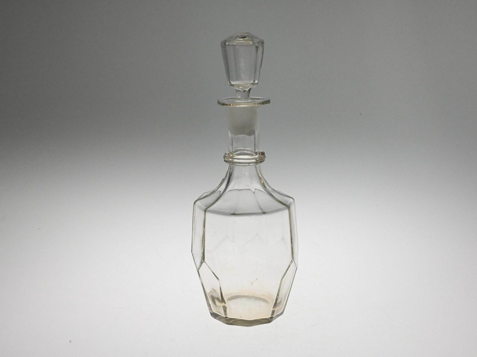Glazen likeurkaraf, vintage glas, antiek glaswerk, mid-century karaf, karaf, Tsjechische karaf, glazen karaf, drankkaraf