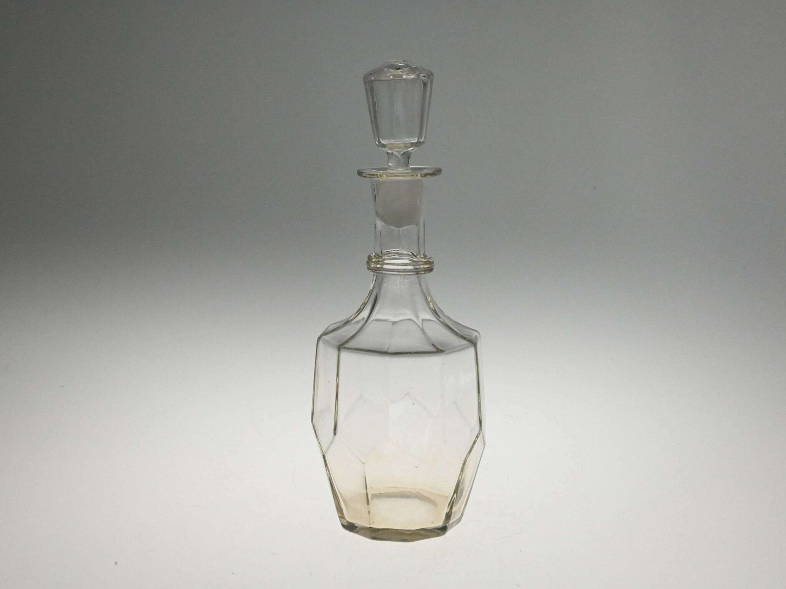 Glazen likeurkaraf, vintage glas, antiek glaswerk, mid-century karaf, karaf, Tsjechische karaf, glazen karaf, drankkaraf photo furniture