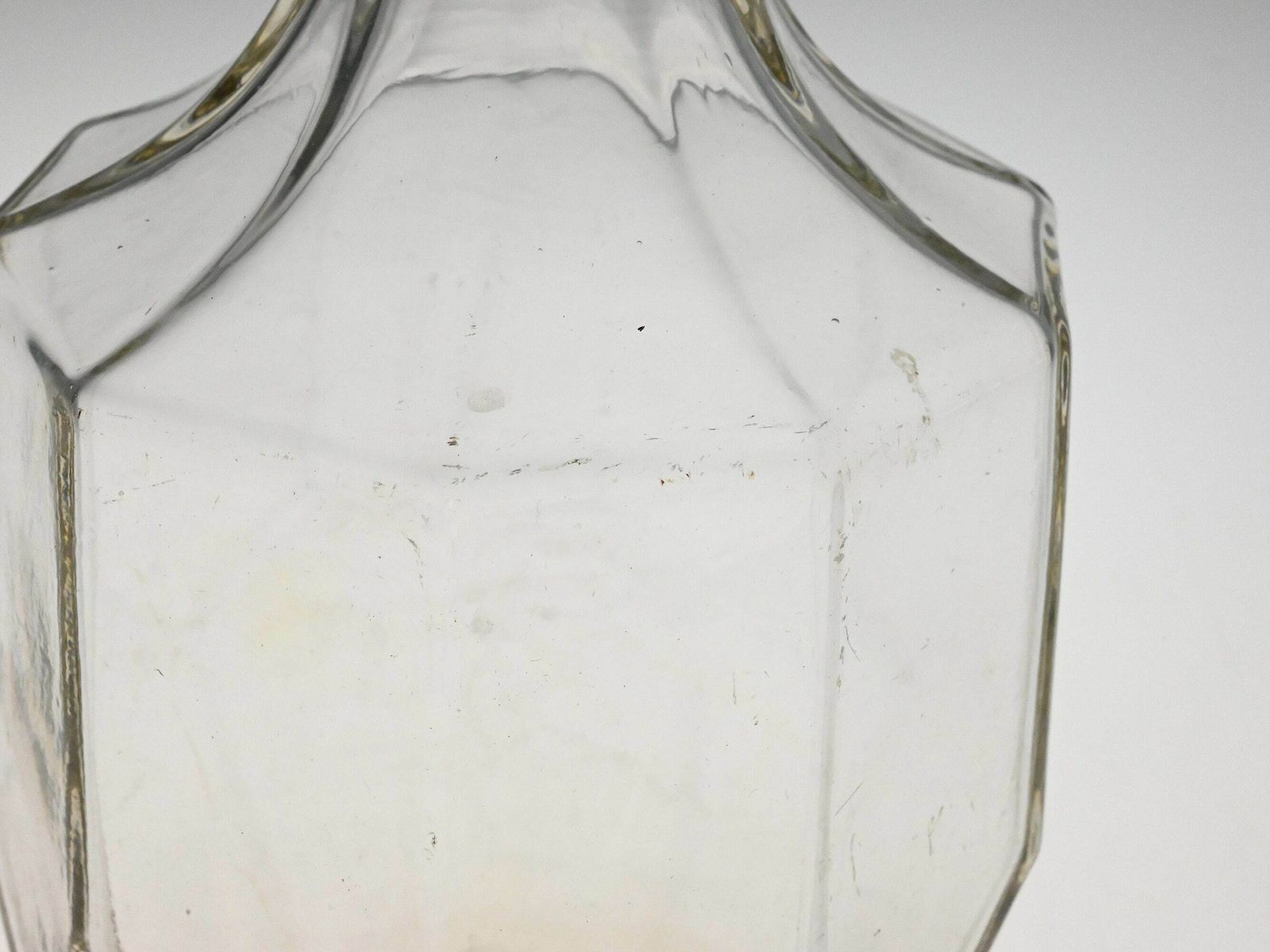 Glazen likeurkaraf, vintage glas, antiek glaswerk, mid-century karaf, karaf, Tsjechische karaf, glazen karaf, drankkaraf photo vintage