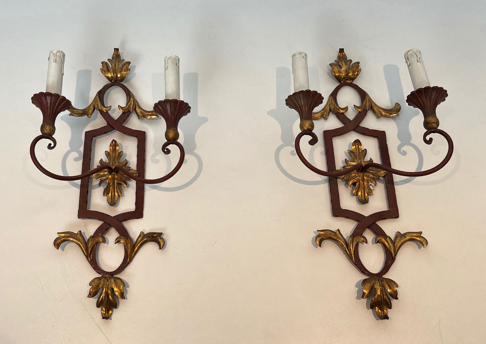 photo vinterior Pair Of Wrought Iron And Patinated Wood Wall Lights With Golden Acanthus Leaves