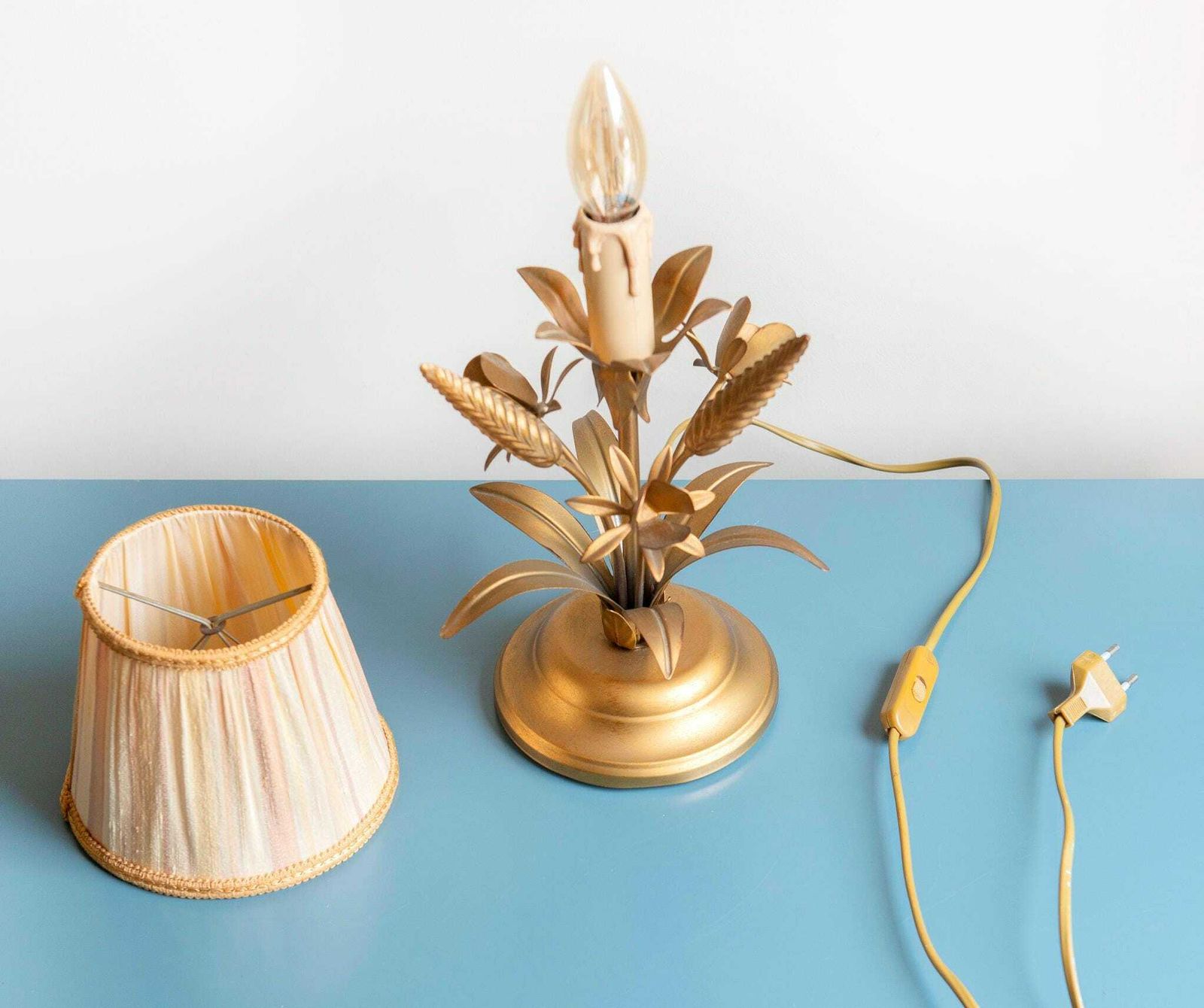 photo for sale Italiaanse Vergulde Metalen Tafellamp, Bloemrijke Gouden Bureaulamp, Hollywood Regency, Ls Italy, Jaren 1970, Tarwebosje Lamp