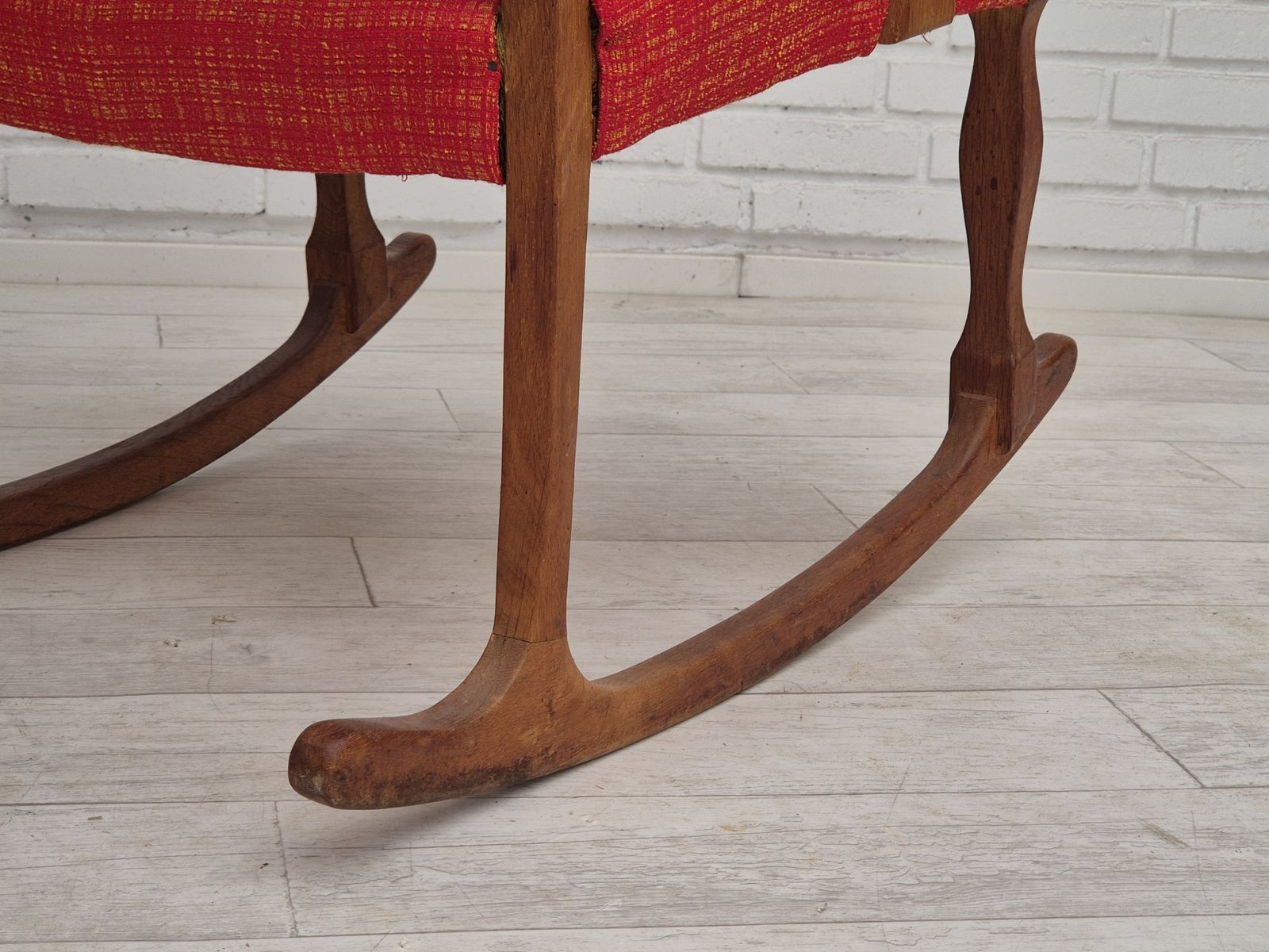 photo vintage 1960s, Danish Rocking Chair, Original Good Condition, Solid Oak Wood, Furniture Wool Fabric.