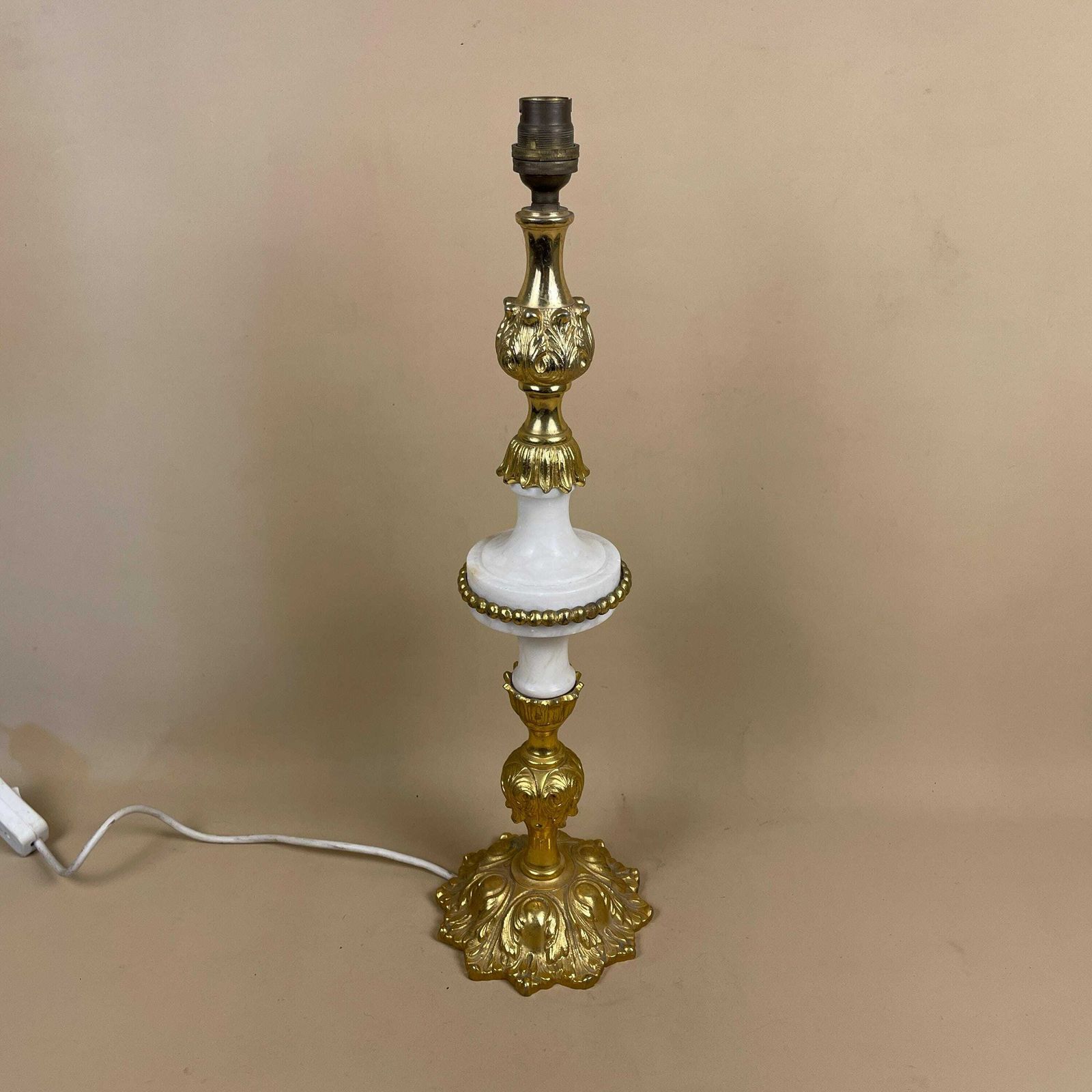 Antique Onyx Marble Lamp Light Brass Gold Metal Bedside Side Table Desk Marbled Patterned Vintage Pattern Stone Feet Ornate White