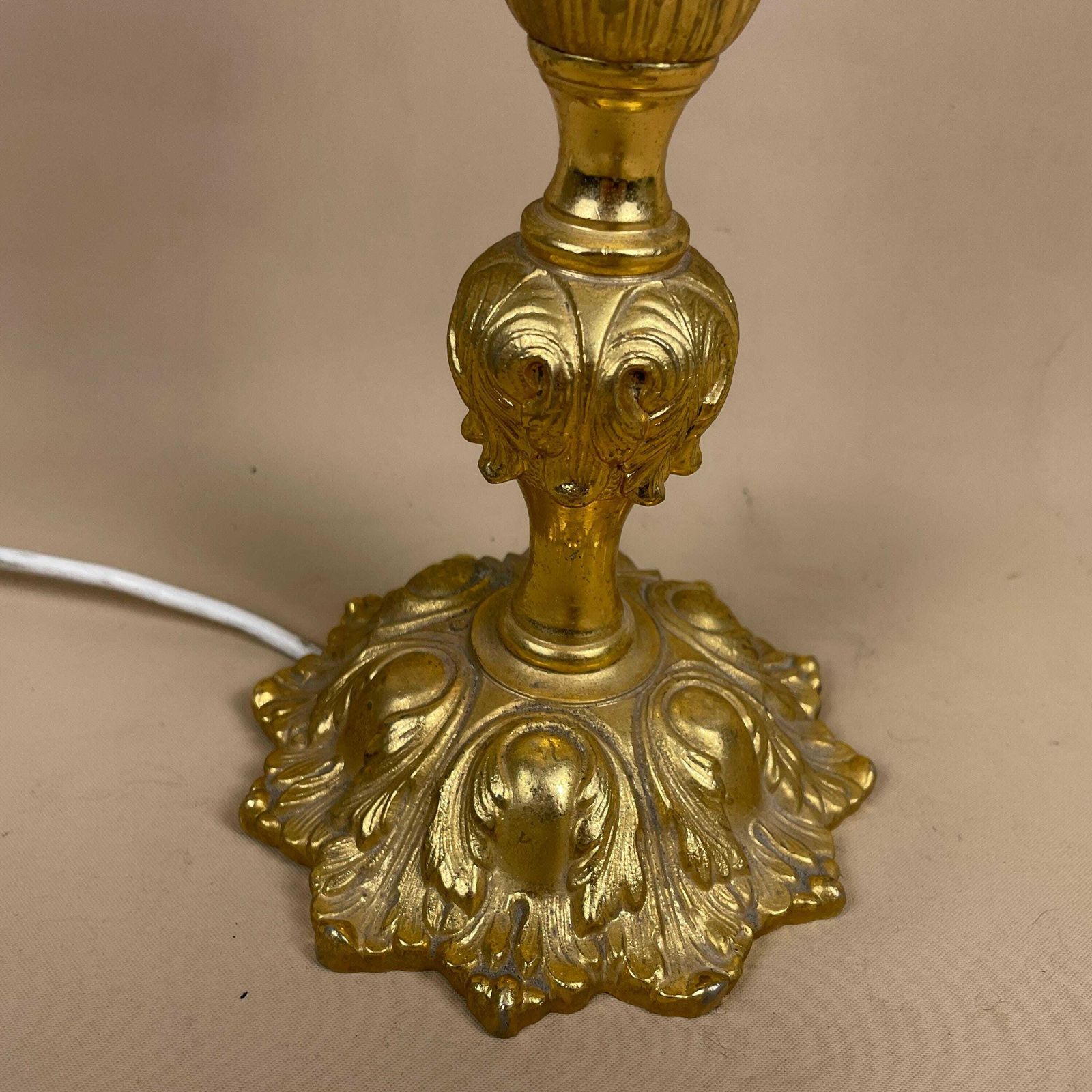 Antique Onyx Marble Lamp Light Brass Gold Metal Bedside Side Table Desk Marbled Patterned Vintage Pattern Stone Feet Ornate White photo vinterior