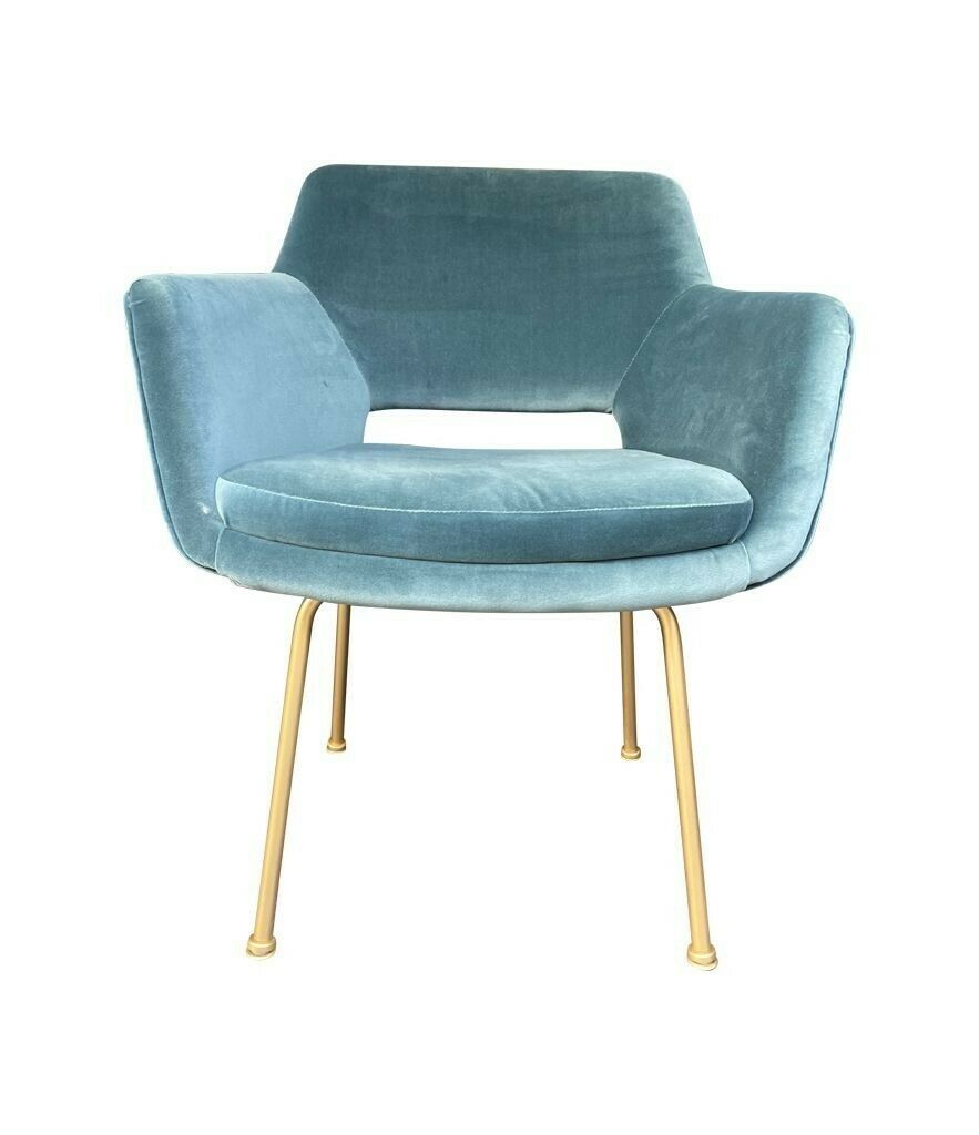 photo vinterior A Set Of Four Italian 1970s Chairs With Gilt Metal Legs In Blue Velvet Fabric
