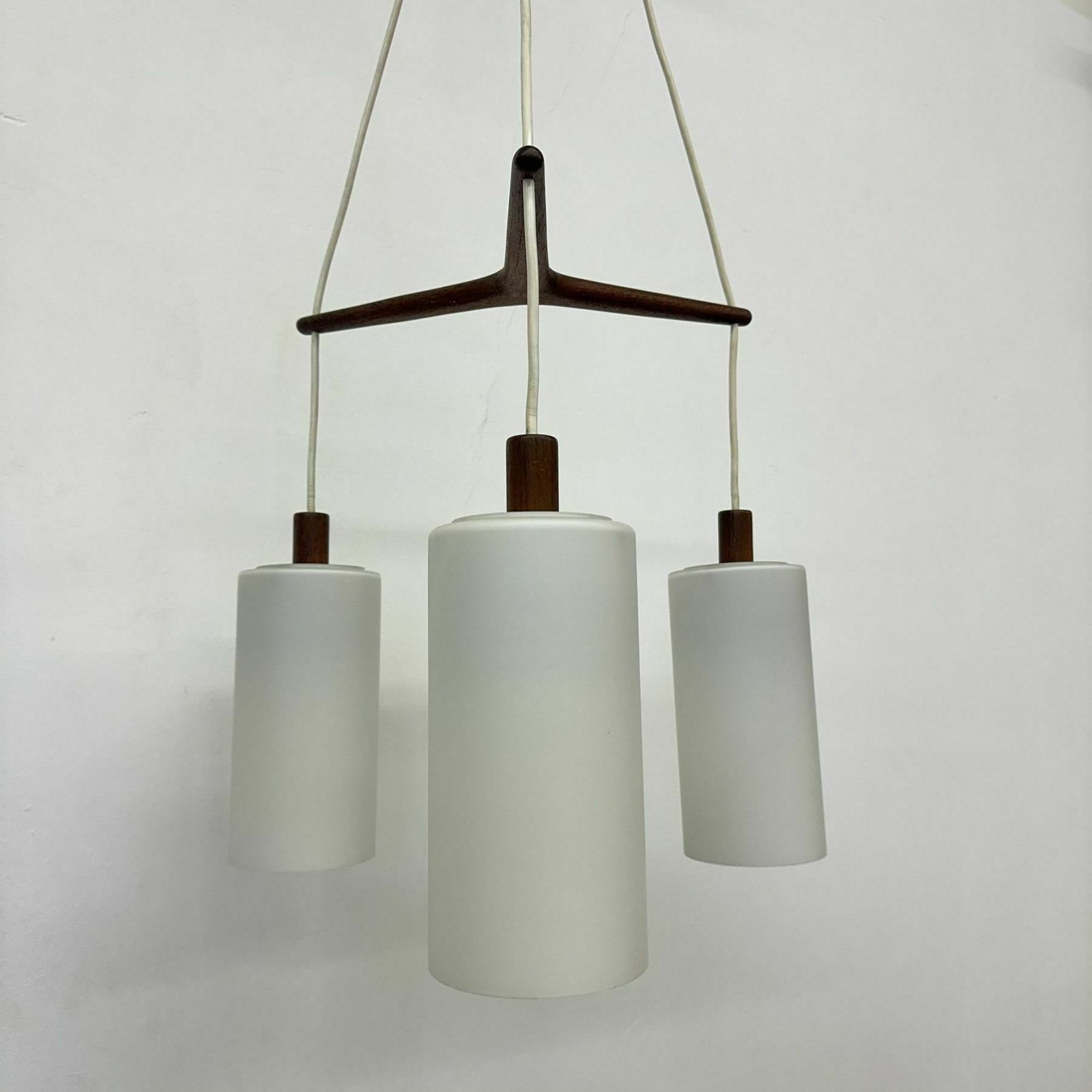 photo furniture Mid Century Design Hanglamp Van Teak En Opaalwit Glas, Jaren 1970