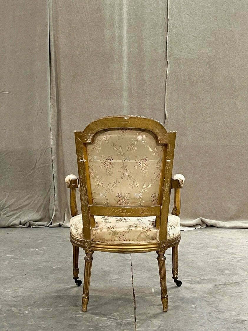 photo furniture Pair Of Gilded Armchairs