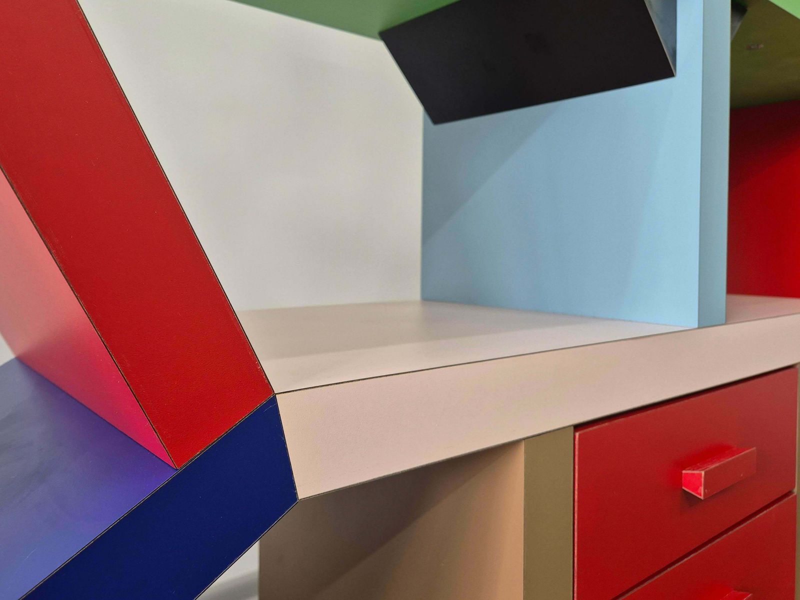 photo furniture Carlton Library Bookcase By Ettore Sottsass   Memphis Milano