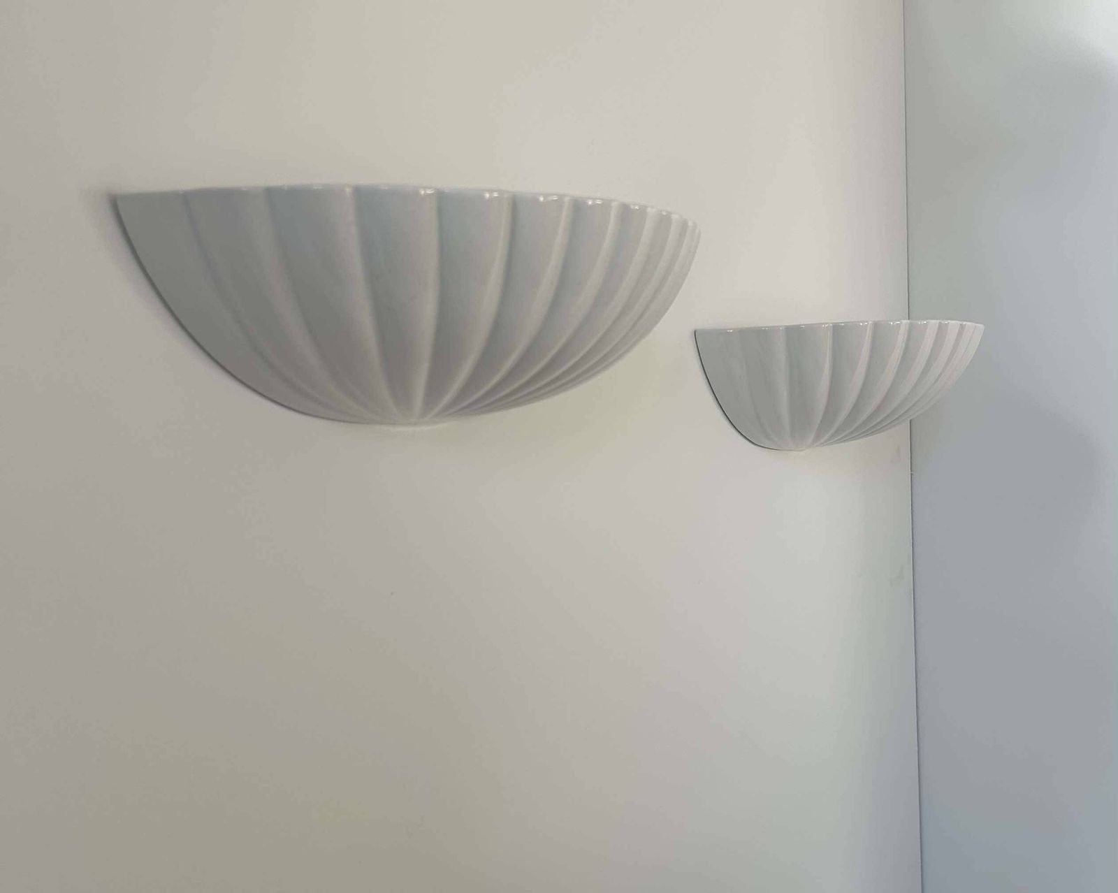 Pair Of Vintage Shell Wall Lights, White Porcelain, France 1970 photo vinterior