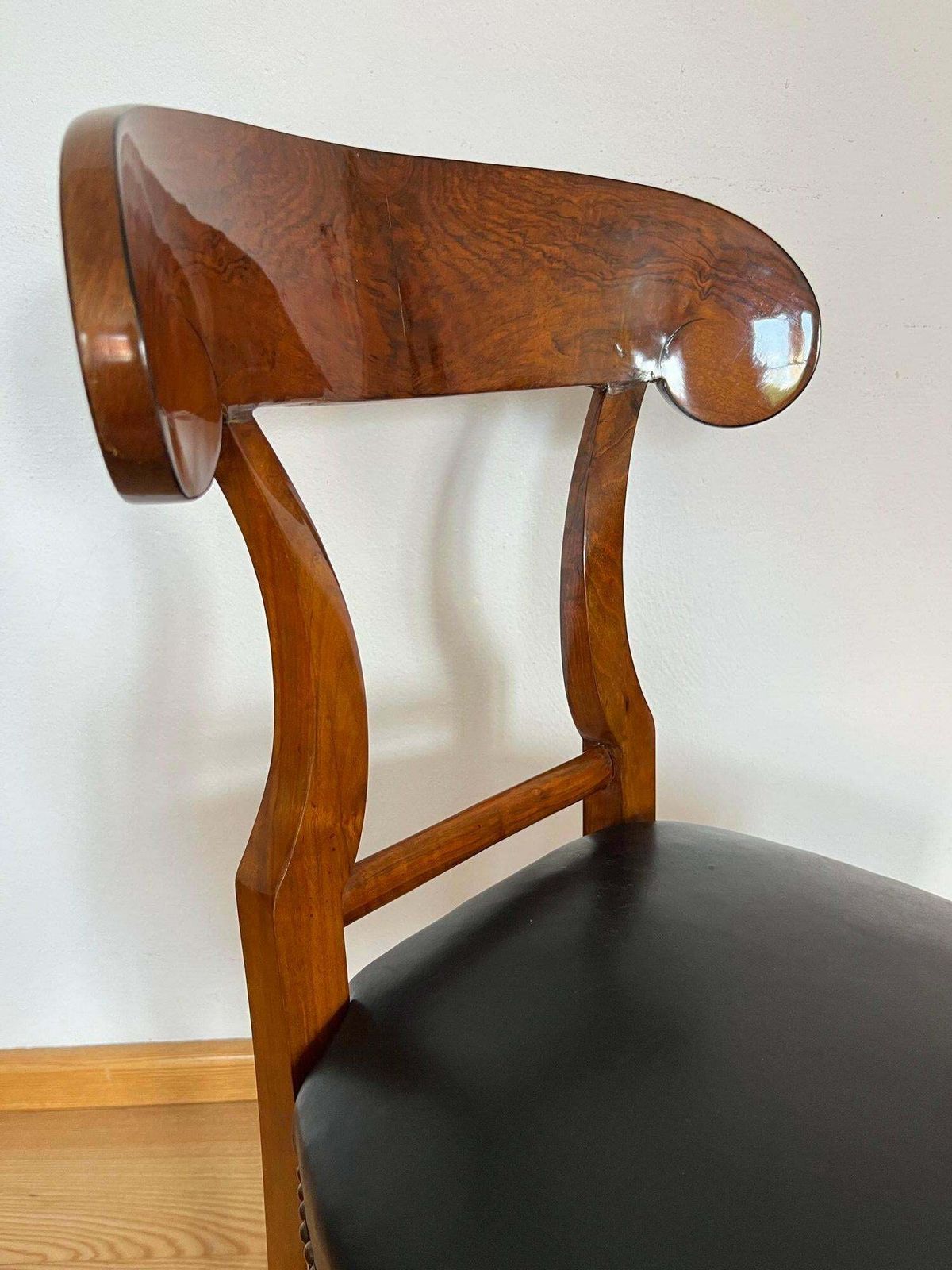 photo vintage Biedermeier Shovel Chair, Walnut Veneer, Black Leather, Austria Circa 1820