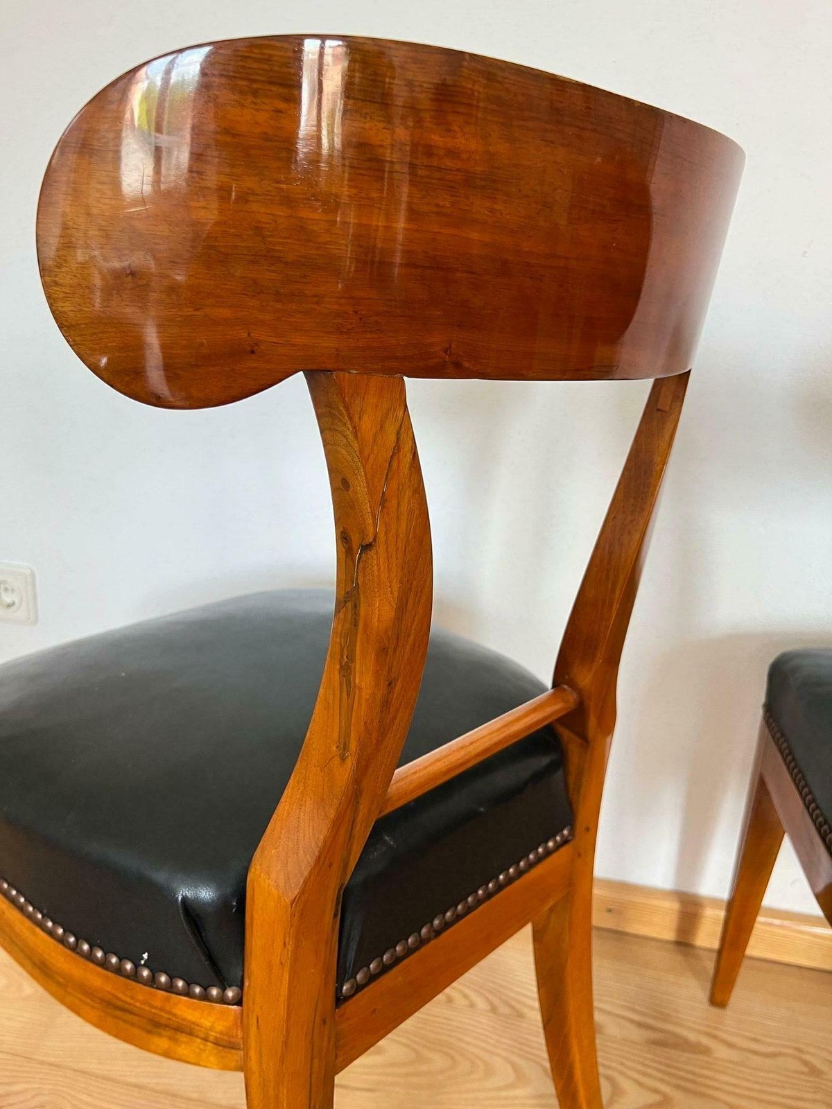 photo vinterior Pair Of Biedermeier Shovel Chairs, Walnut, Black Leather, Austria Circa 1820