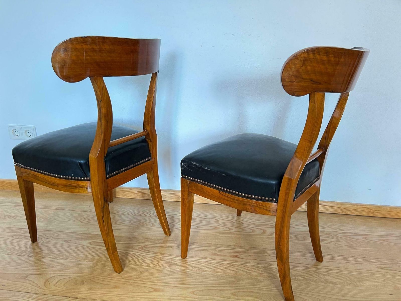photo vintage Pair Of Biedermeier Shovel Chairs, Walnut, Black Leather, Austria Circa 1820