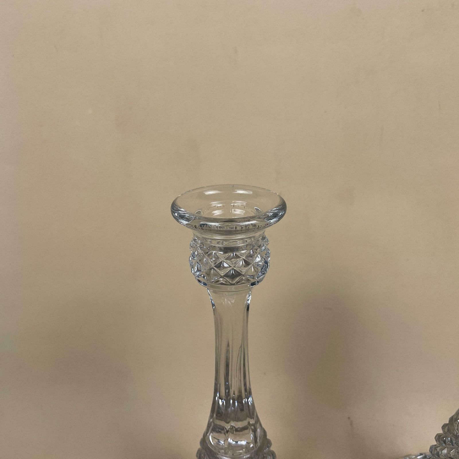 Vintage Pair Of Matching Clear Glass Candlestick Candle Stick Holder Lights Vintage Taper Dinner Candlesticks Chandelier Round Base Retro photo Home Decor