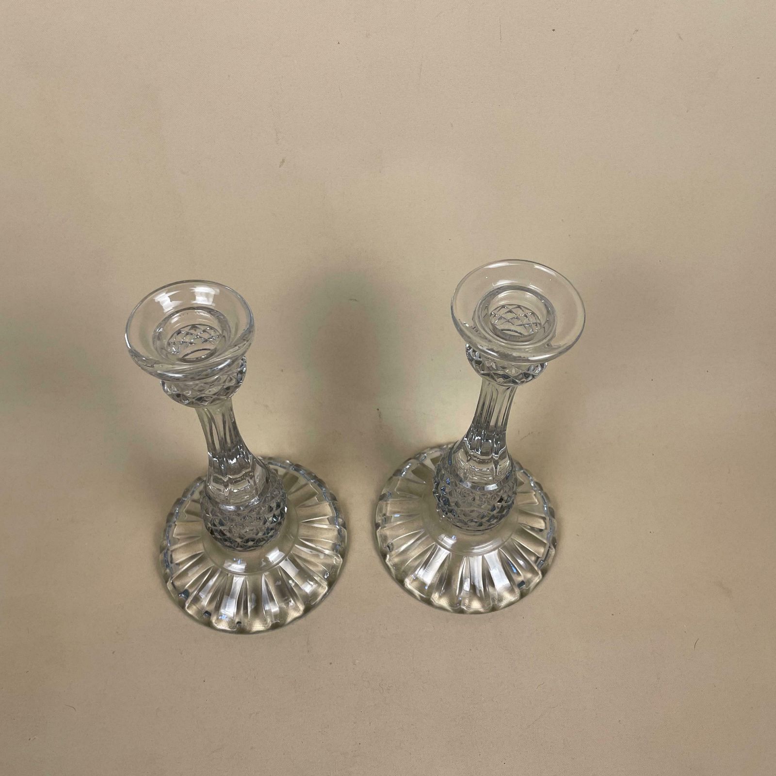 Vintage Pair Of Matching Clear Glass Candlestick Candle Stick Holder Lights Vintage Taper Dinner Candlesticks Chandelier Round Base Retro photo vinterior