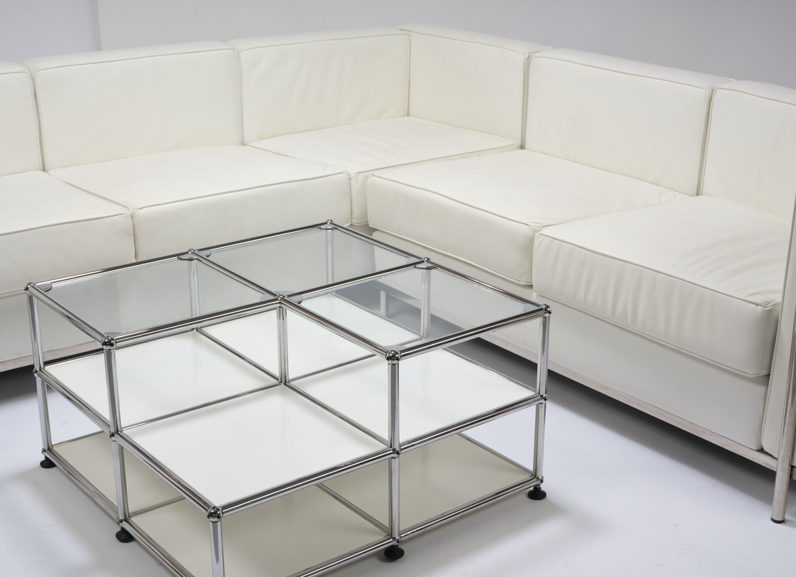 photo furniture Beautiful White Leather & Chrome Tubular Steel ‘L’ Shaped Mcm Sofa In The Manner Of Le Corbusier, France Circa 2000